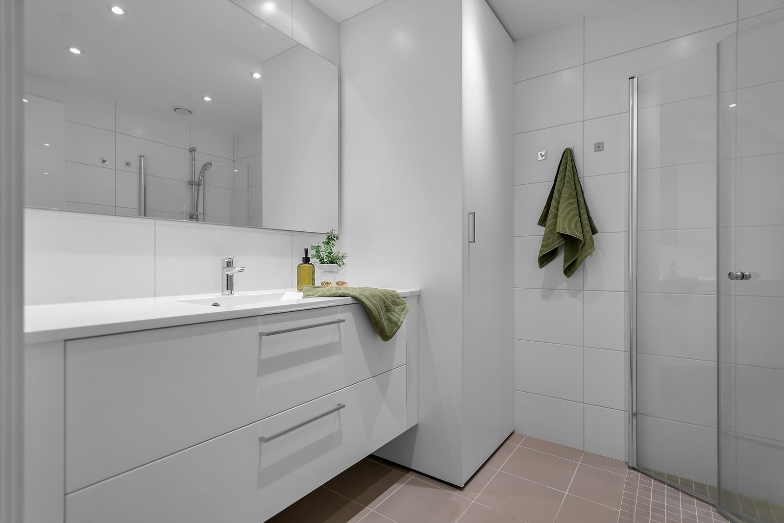 Innfelte spotter i taket, mekanisk avtrekk og varmekabler i gulvet sørger for både komfort og et behagelig inneklima. Galleribilde