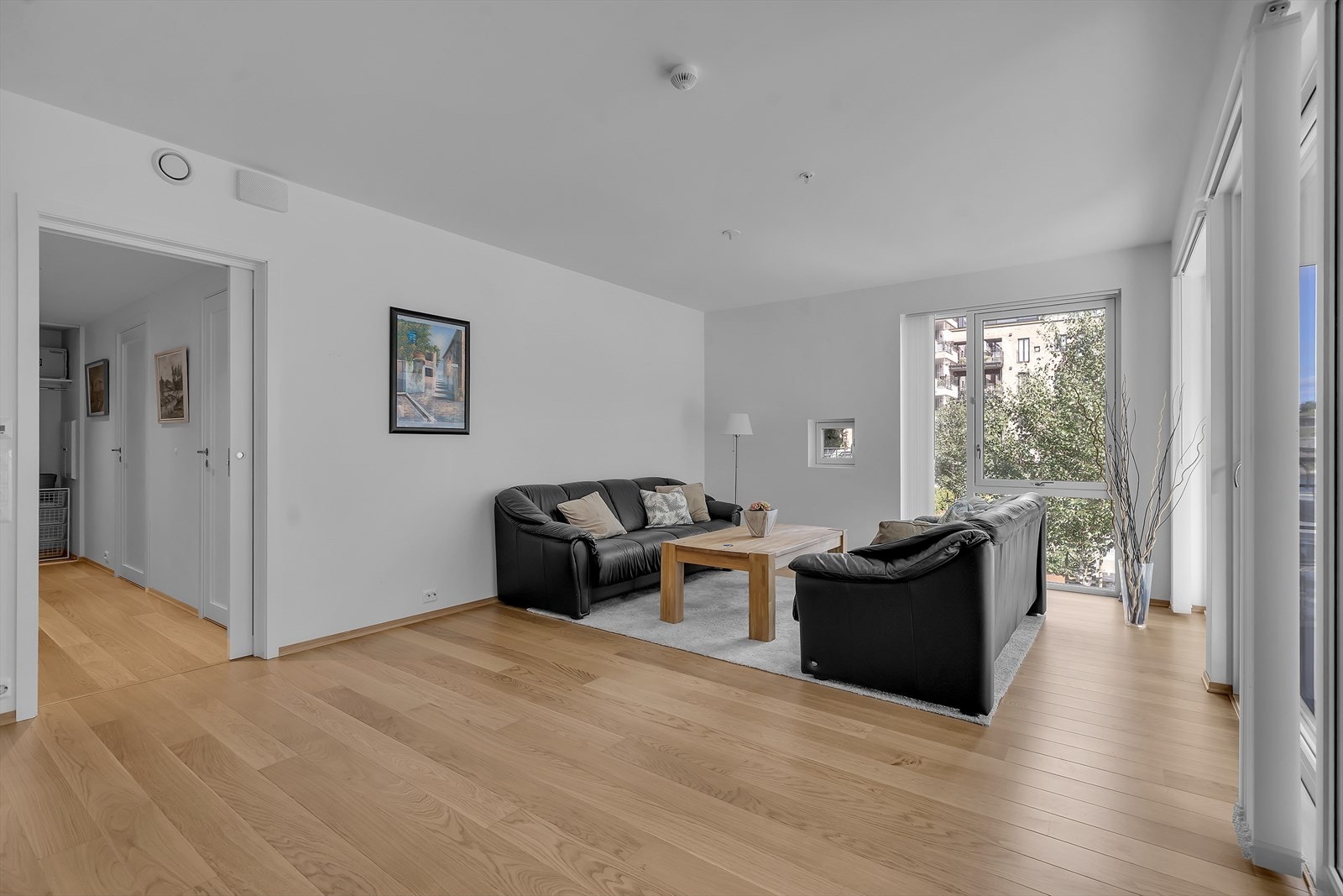 Denne romslige stuen byr på en gjennomtenkt planløsning med naturlige soner for både salong og spisestuemøblement. Galleribilde