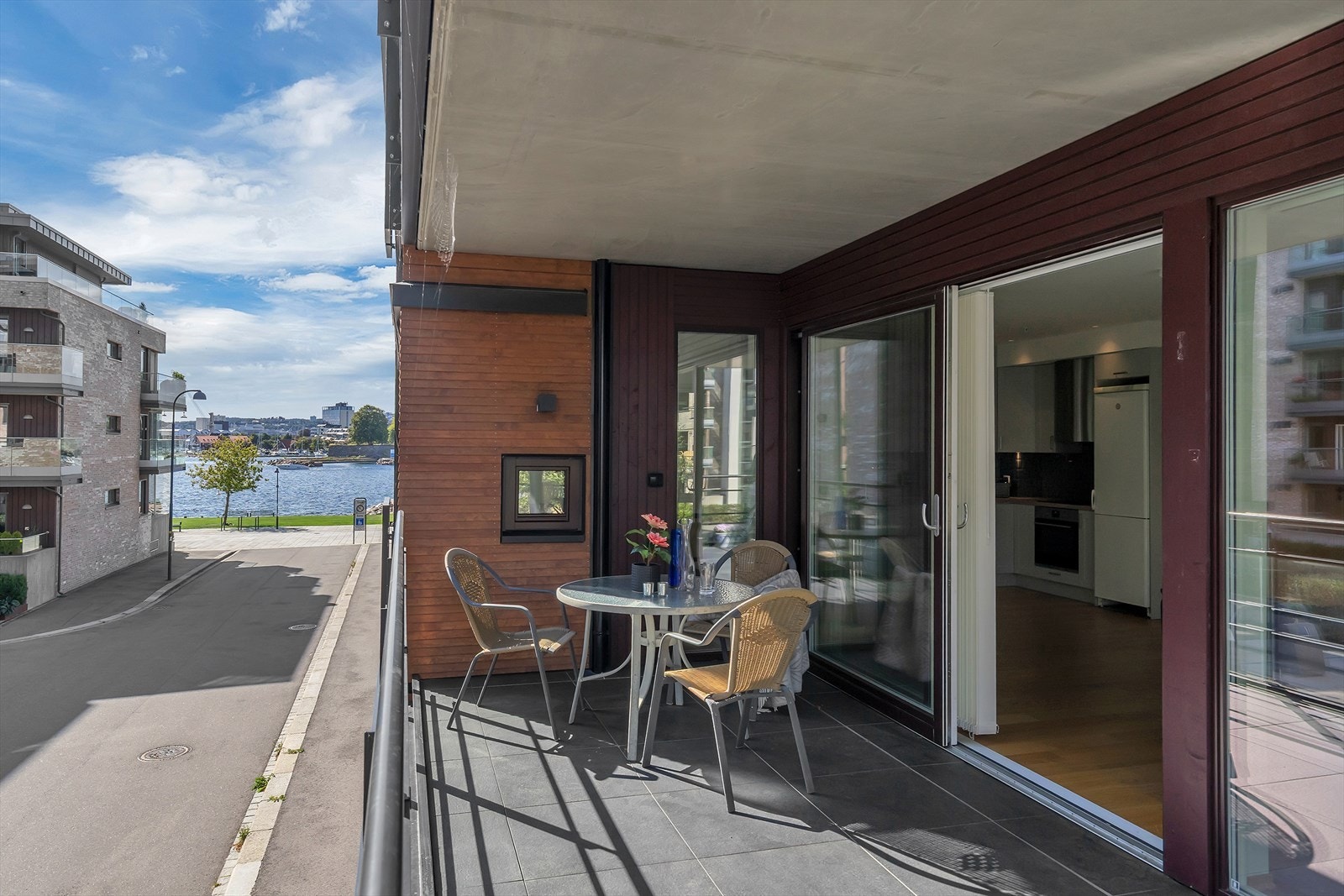 Her kan du finne roen i solveggen og nyte balkongens gode størrelse med plass til flere sittegrupper. Perfekt for avslappende stunder eller hyggelige sammenkomster med familie og venner. Galleribilde