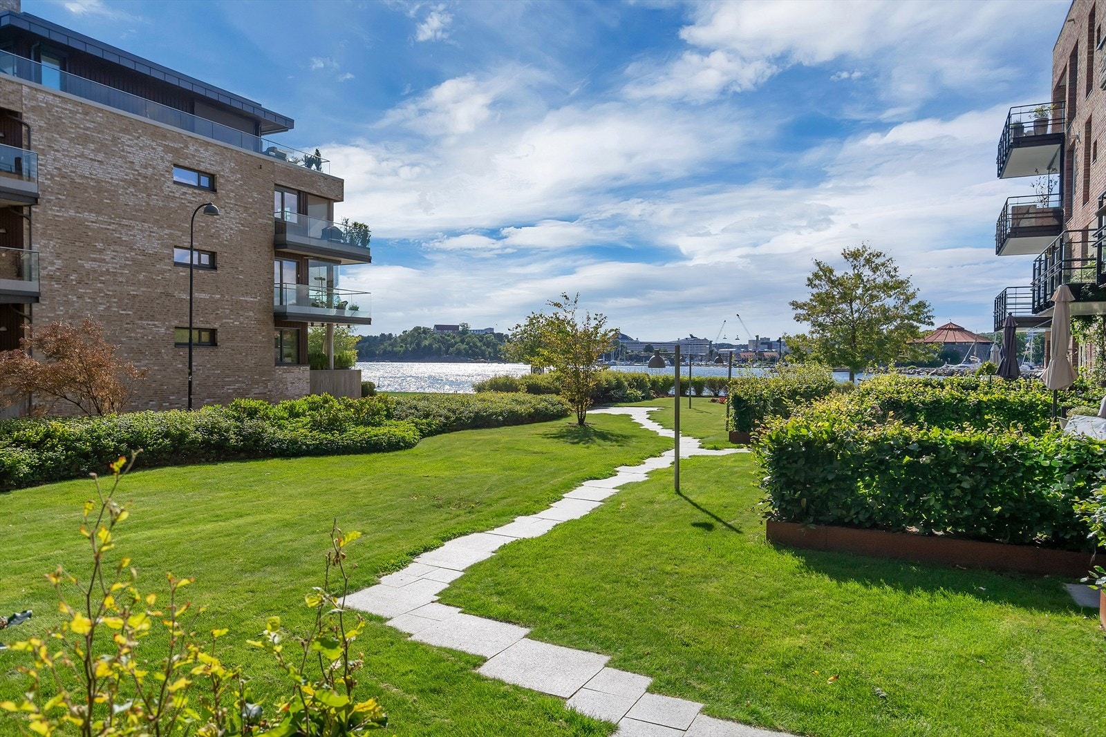 Flotte gangstier med sittegrupper. Galleribilde