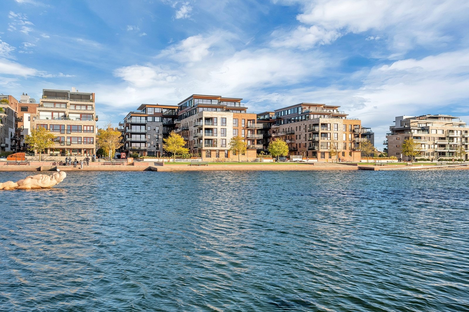 Med sin fantastiske beliggenhet i vannkanten og høye bokvalitet, er en leilighet på Bystranda Blå en ramme for det gode liv. Galleribilde