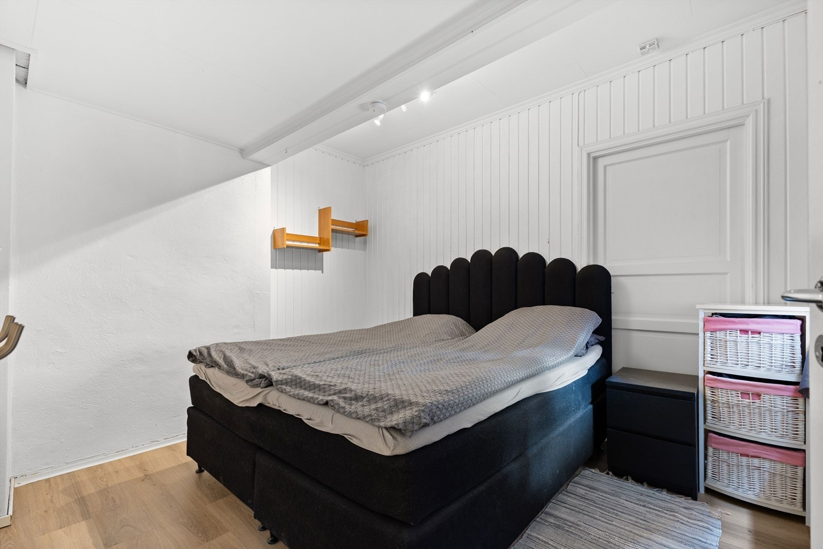 Hovedsoverommet gir plass til dobbeltseng og tilhørende møblement. Galleribilde