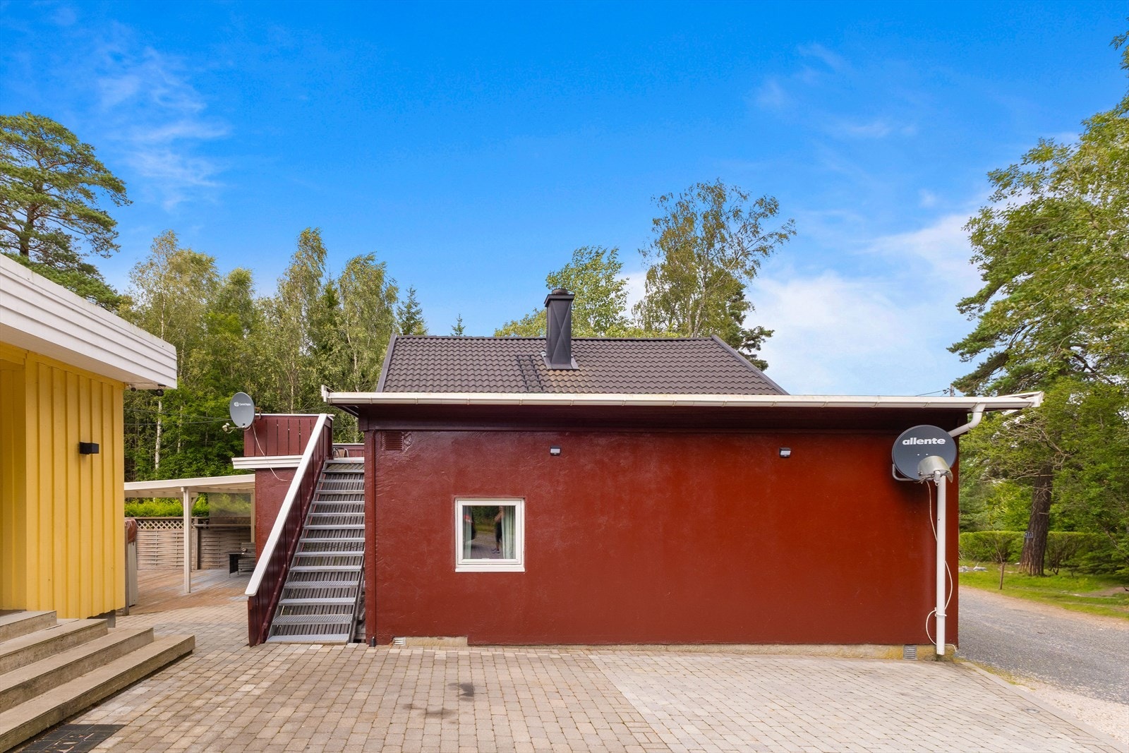 Boligens 2. etasje har egen adkomst via utvendig trapp som leder opp til en balkong på ca. 18 kvm. Galleribilde