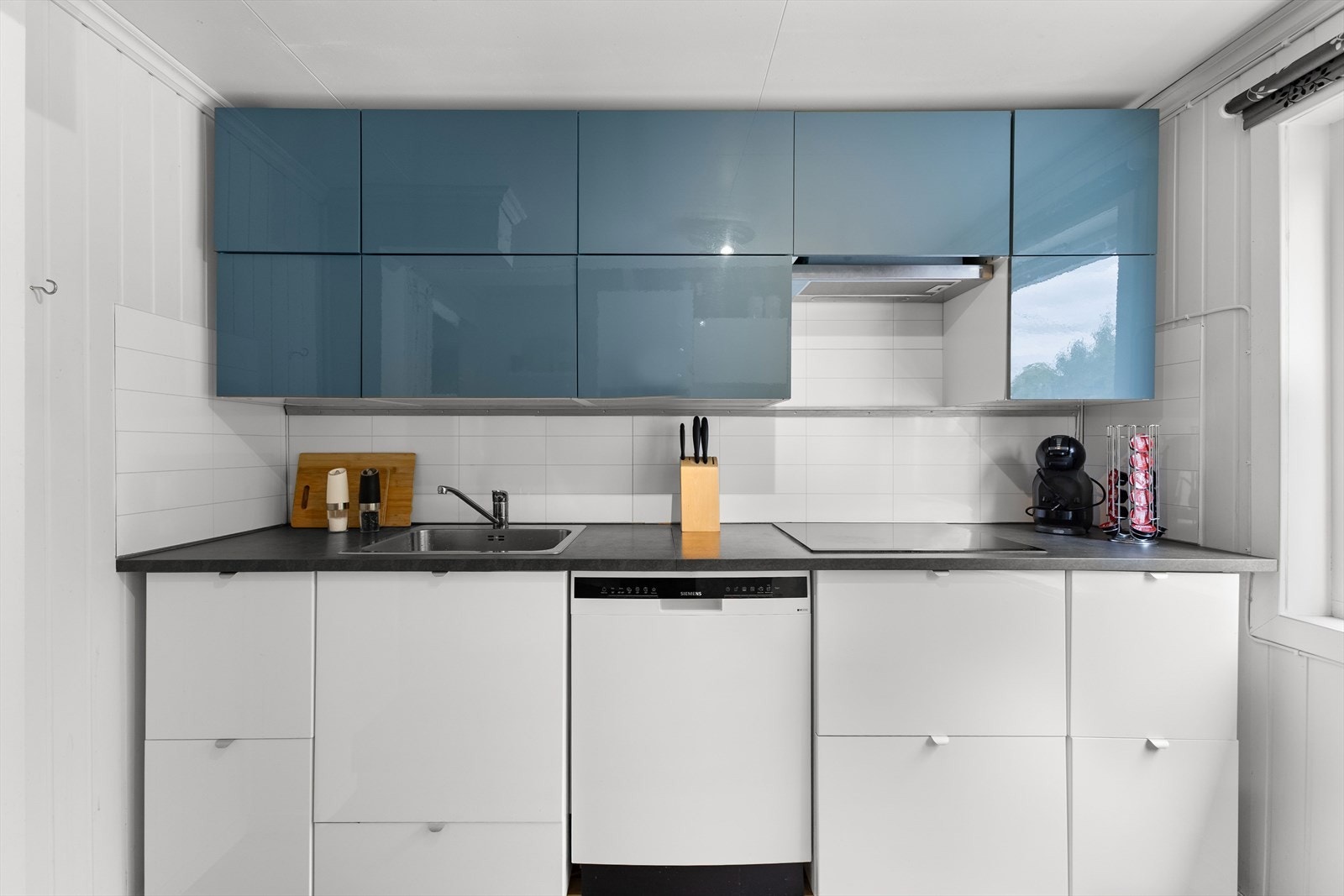 Kjøkkenet ligger i adskilt løsning med adkomst fra stuen. Galleribilde