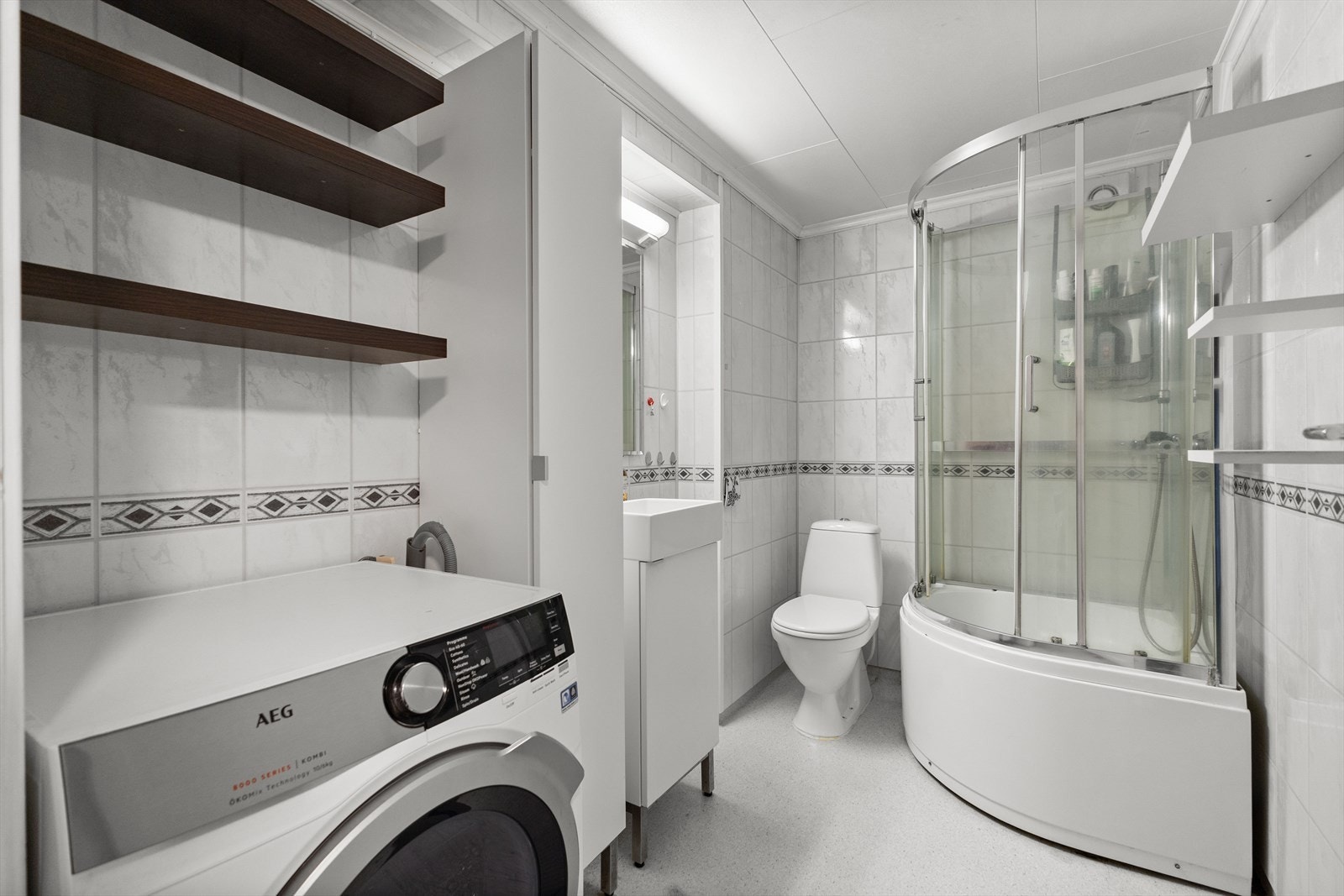 Badet har baderomsplater på veggene og malt himling. Gulvet er flislagt med keramiske fliser og har behagelig gulvvarme. Galleribilde