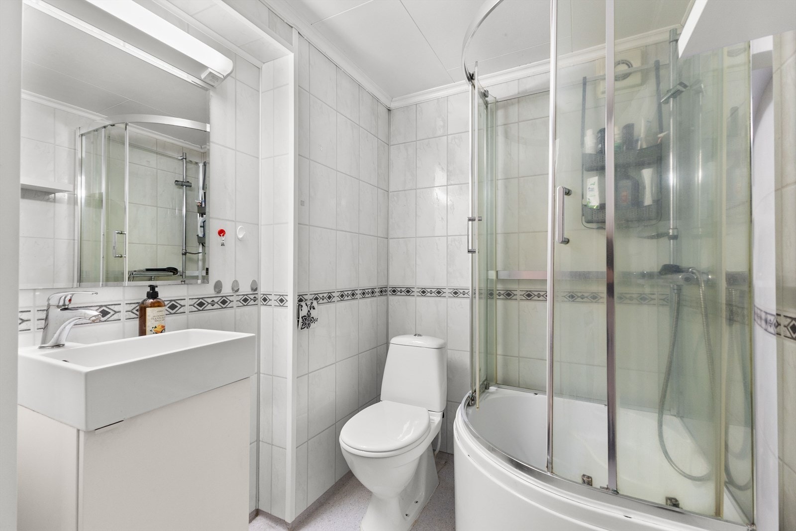 Rommet er innredet med dusjkabinett, servant med underskap, toalett og opplegg for vaskemaskin. Galleribilde