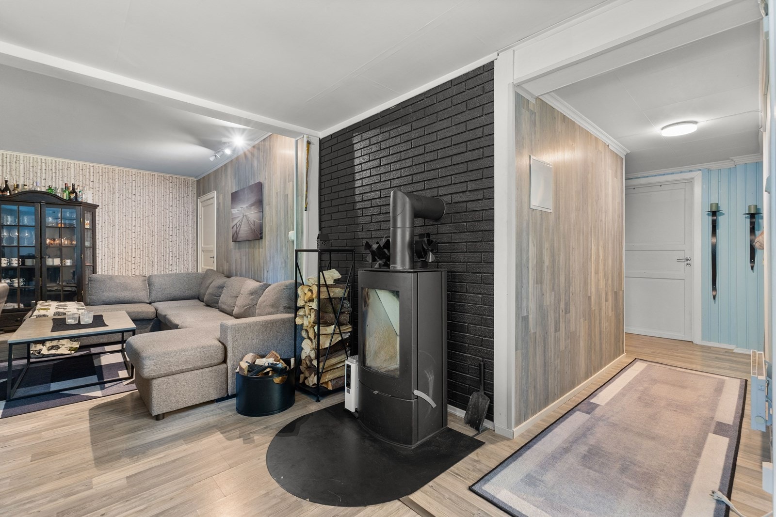 I stuen har man også en vedovn som skaper en lun atmosfære på kalde vinterkvelder Galleribilde