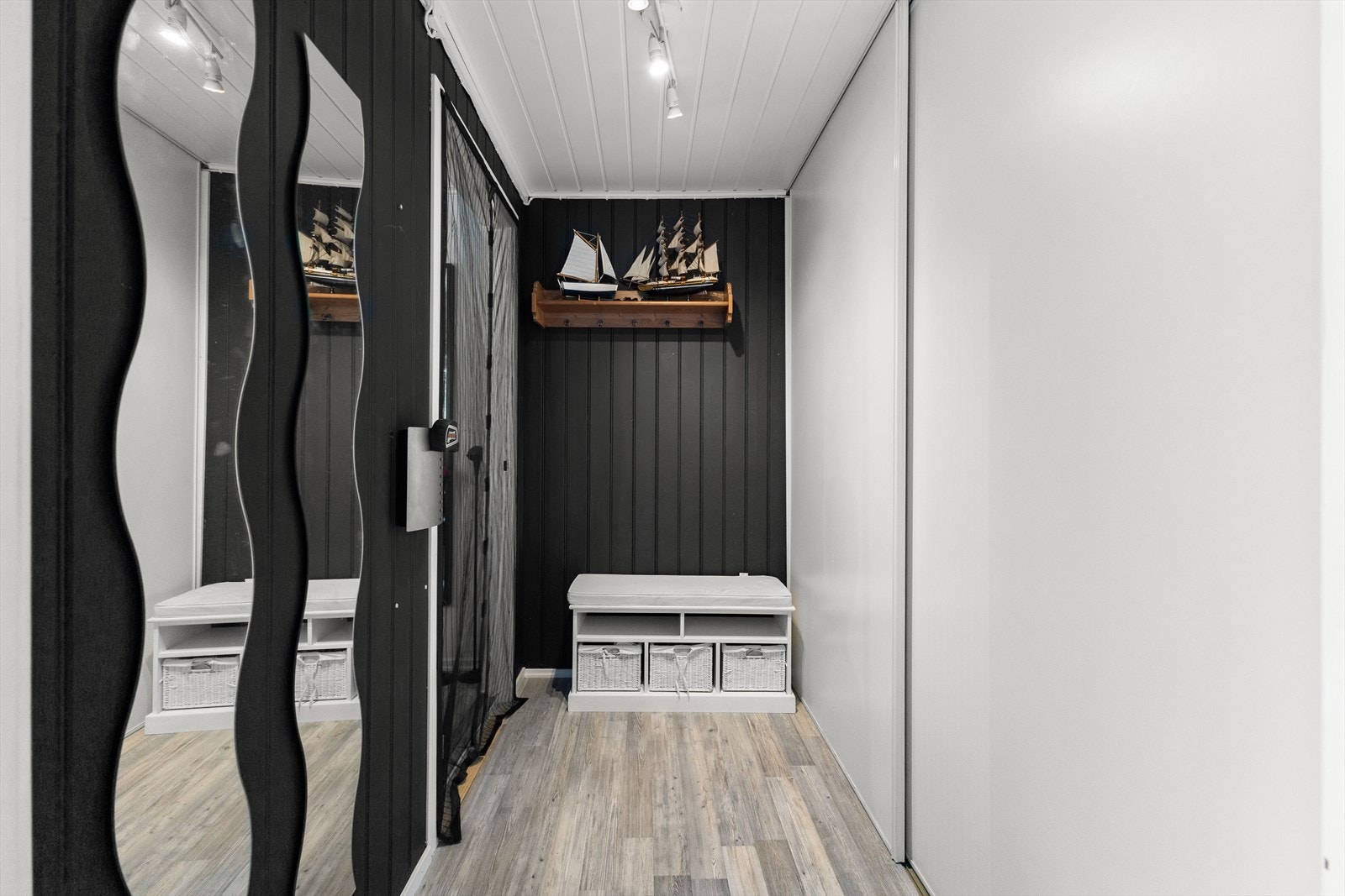 Man kommer inn til en romslig entré med god plass til oppbevaring i praktisk skyvedørsgarderobe. Galleribilde