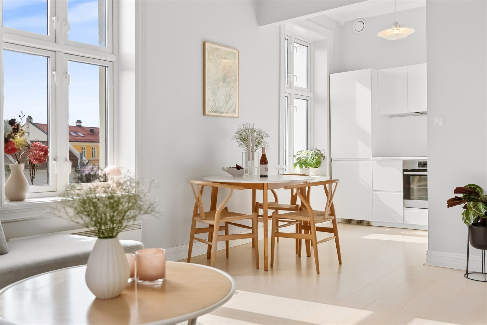 Kjøkken er i åpen løsning mot stue, samtidig godt tilbaketrukket fra sofasonen. Galleribilde