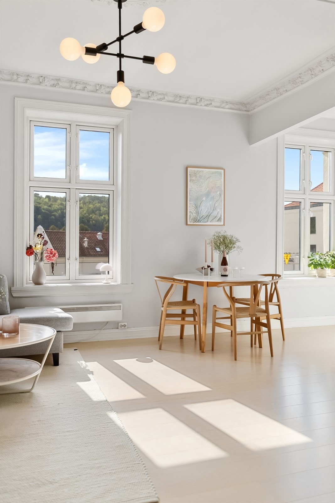 Velholdt med vakre, klassiske detaljer som stukkatur, rosett stukkatur og god takhøyde (2,83m i stue). Galleribilde