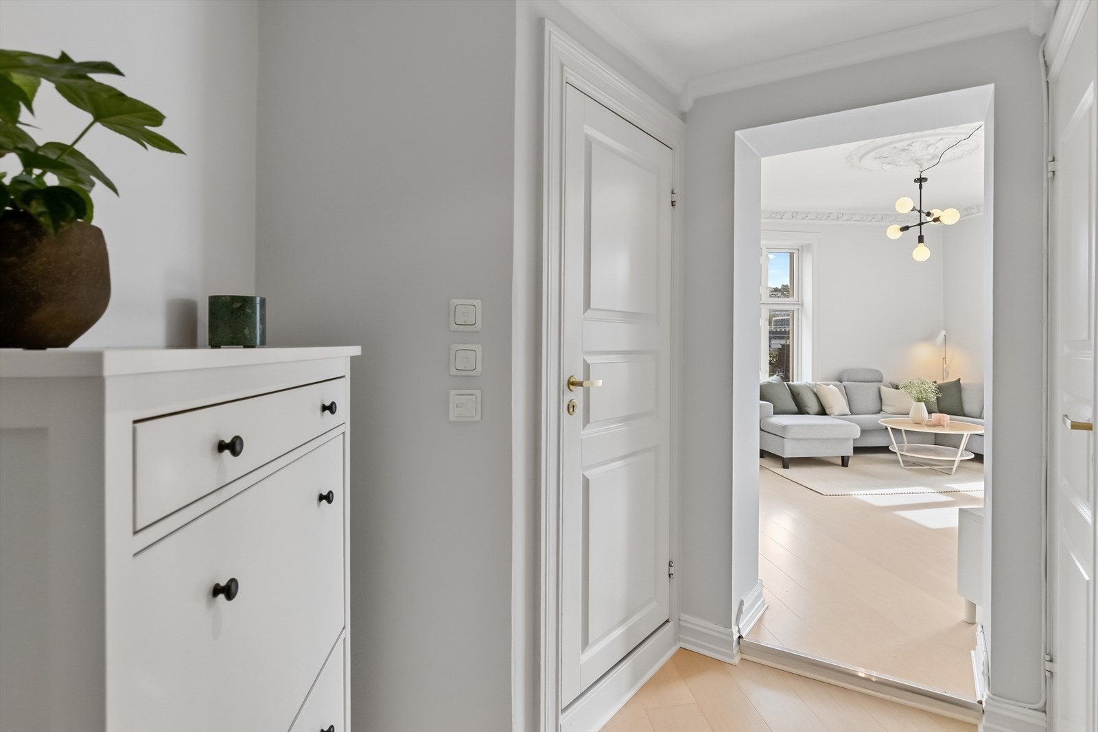 Entré har plass til klesoppheng og skoskap. Galleribilde