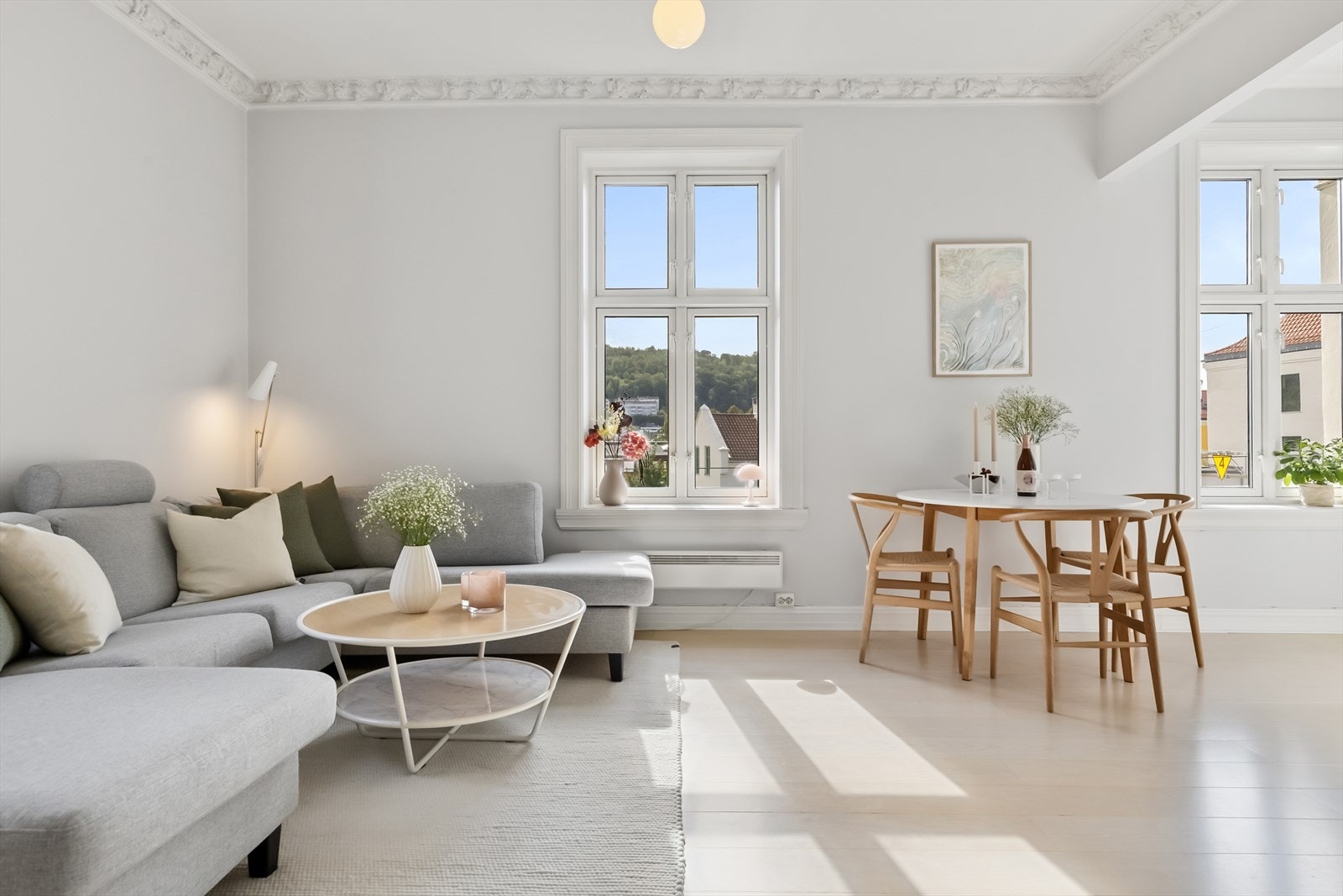 Se himmelen på alle kanter. Mellom stue og kjøkken er det to vinduer på rad som slipper inn rikelig med lys til boligen. Galleribilde