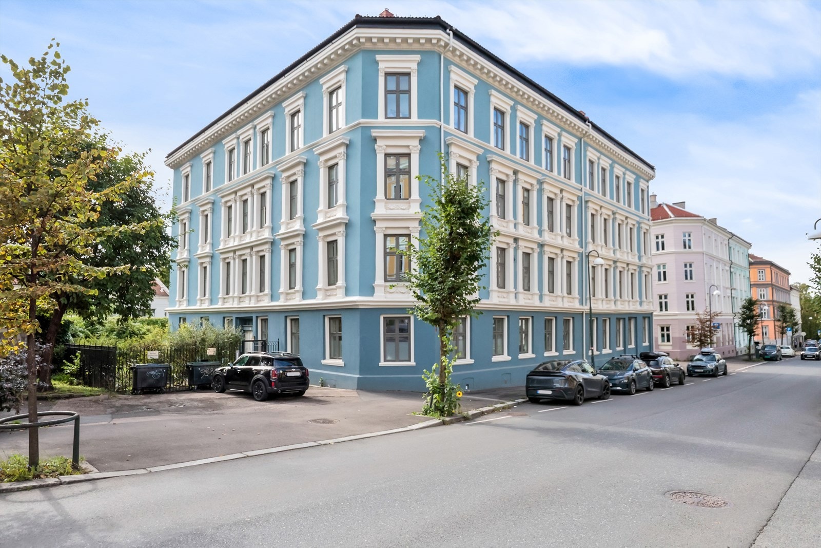 Gårdens fasade ble pusset opp i regi av borettslaget i 2018. Borettslaget oppleves veldrevet og med god økonomi. Galleribilde