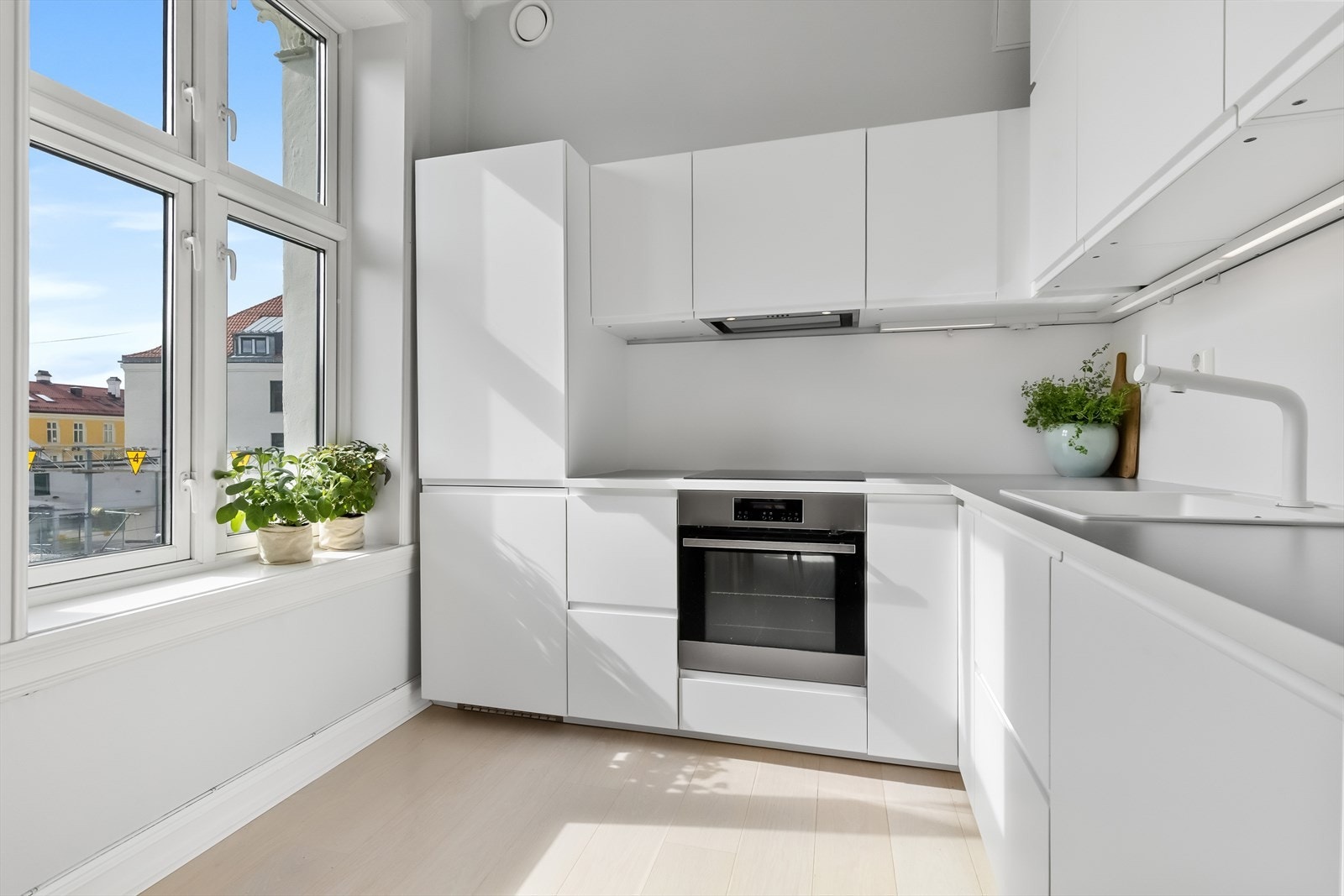 Integrert induksjonstopp, stekeovn, oppvaskmaskin og kombinert kjøleskap/fryser. Galleribilde
