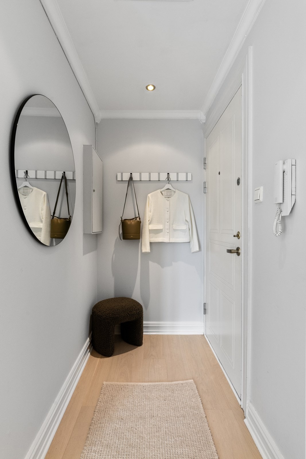 Praktisk oppbevaring/garderobe i bod inn fra entré på ca. 2 kvm. I tillegg disponeres en kjellerbod på ca. 3 kvm. Galleribilde