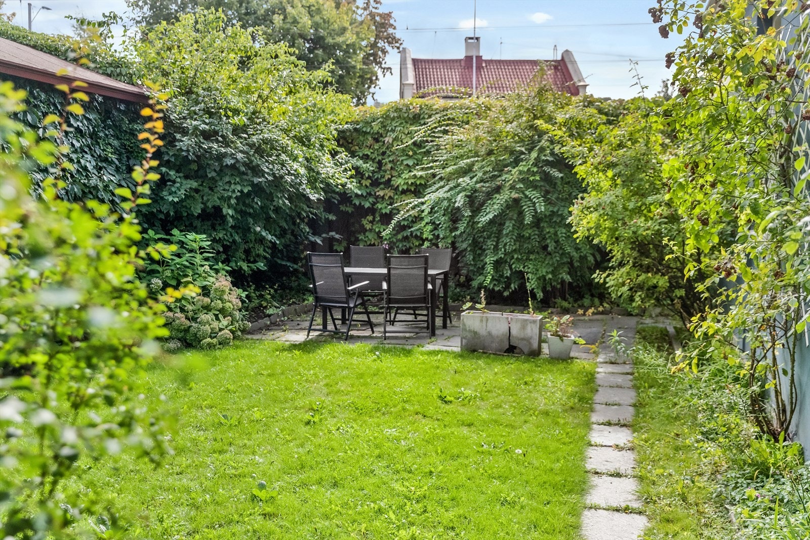 Meget frodig, gode solforhold og pent opparbeidet med flere, fine sittegrupper. Galleribilde