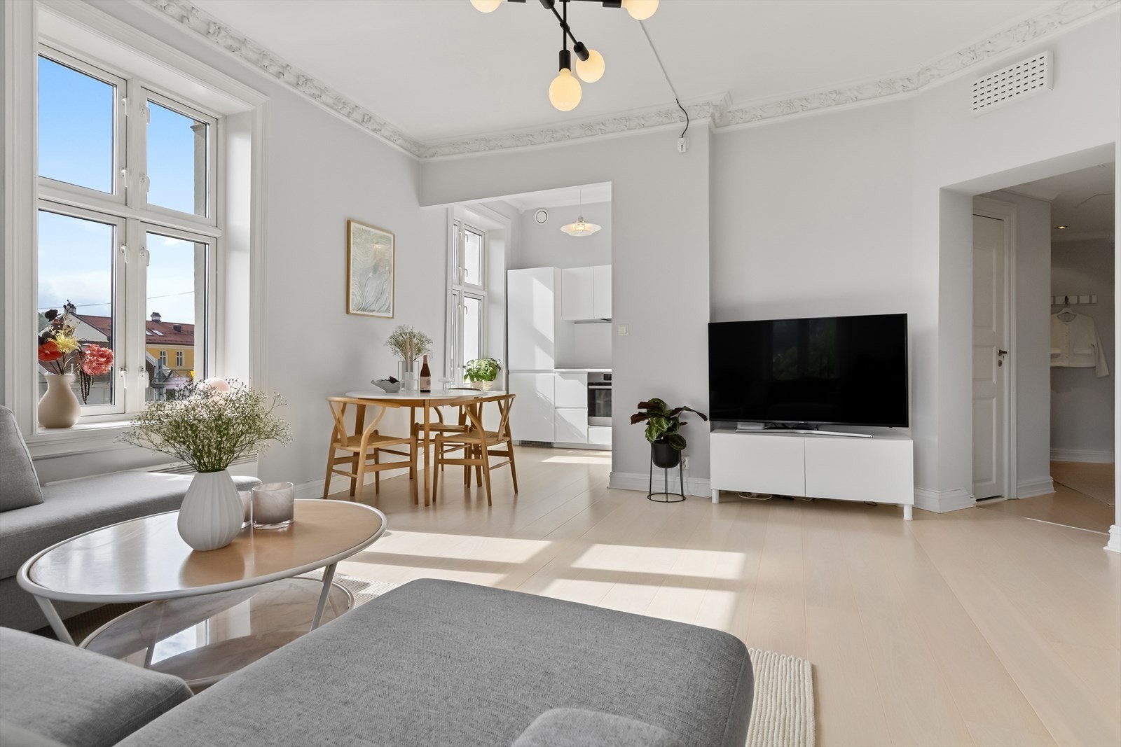 Store, høye vinduer med dype karmer på to kanter stuen. Galleribilde