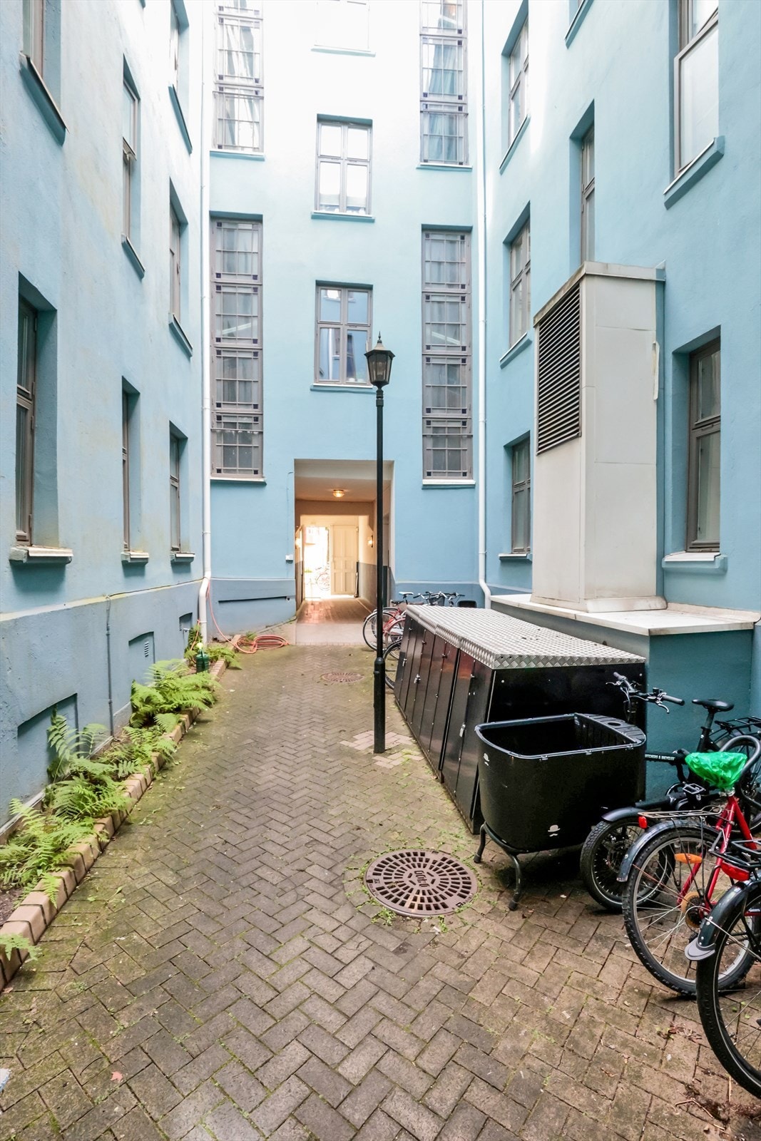 Trapperom/bakgård med sykkelparkering. Galleribilde