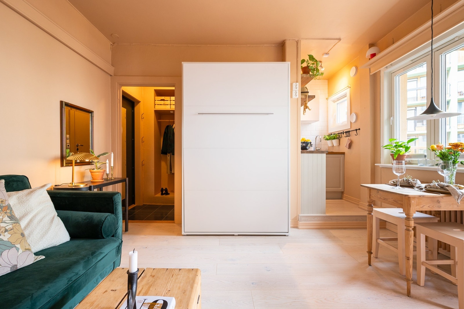 Her er det plass til sofa, salongbord, spisebord og en skapseng. Galleribilde