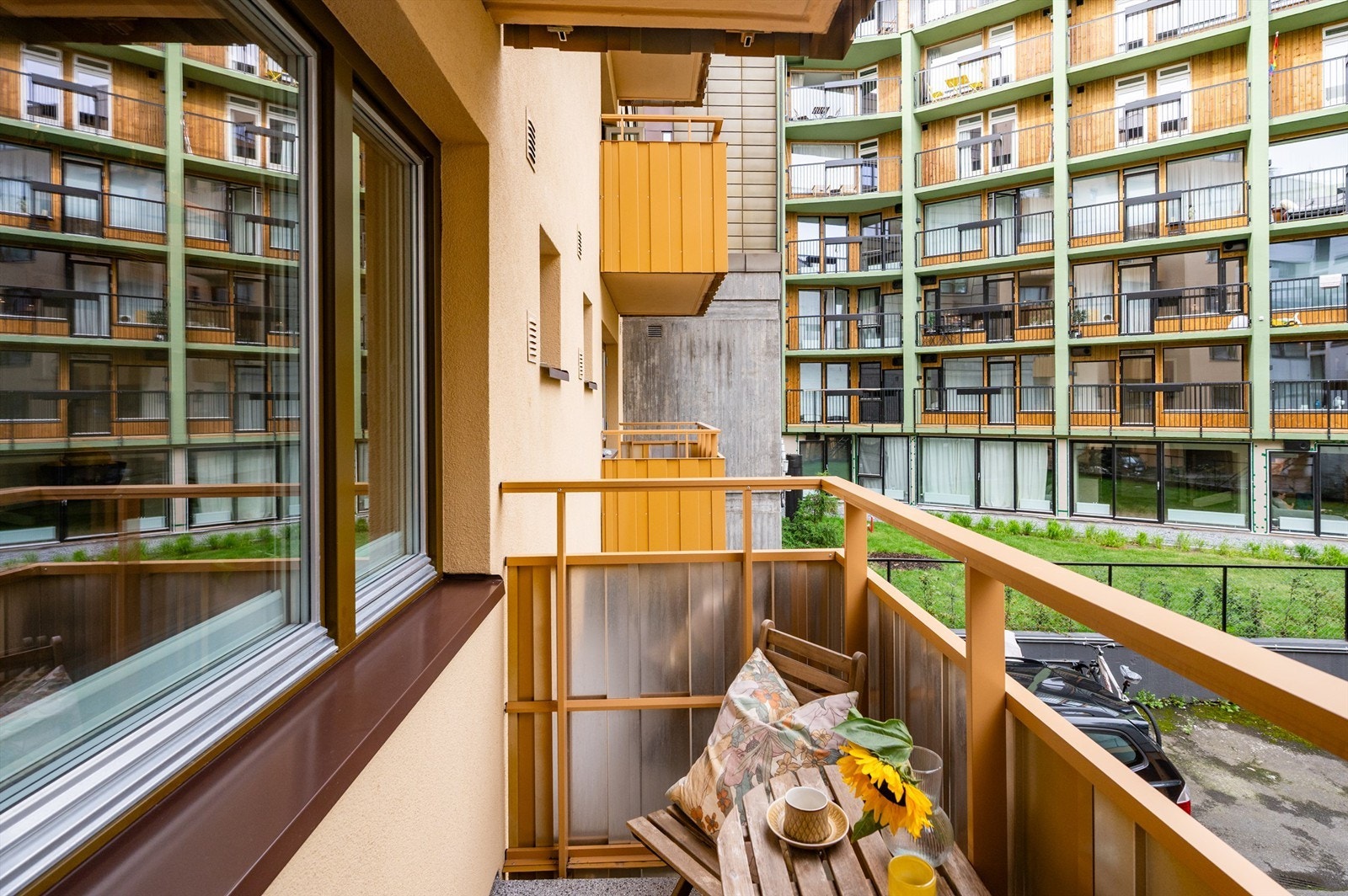 Balkongen funker som en fin forlengelse av leiligheten, og er en perfekt plass å nyte morgenkaffen. Galleribilde
