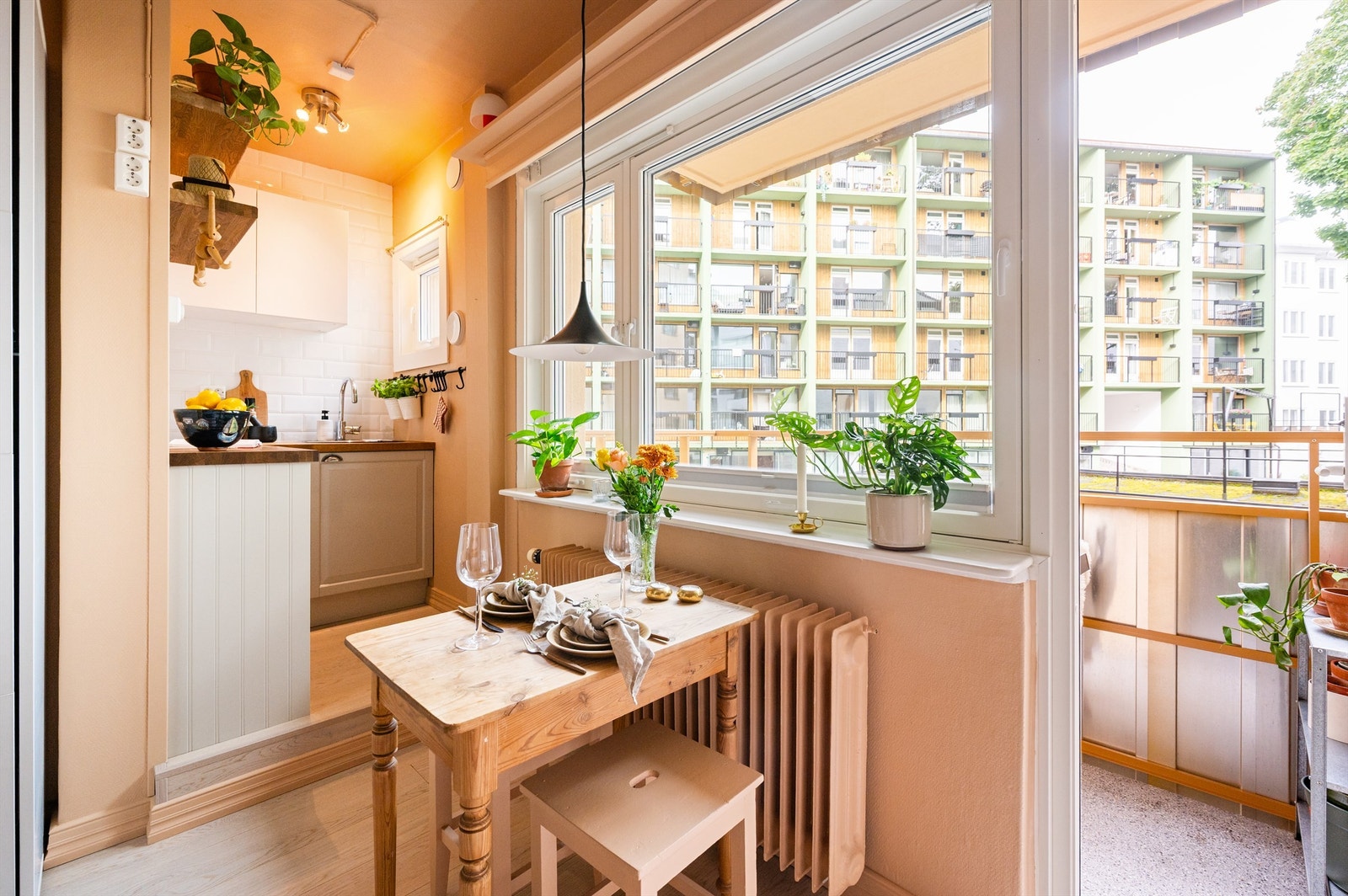 Videre kommer man ut til den sjarmerende balkongen. Galleribilde