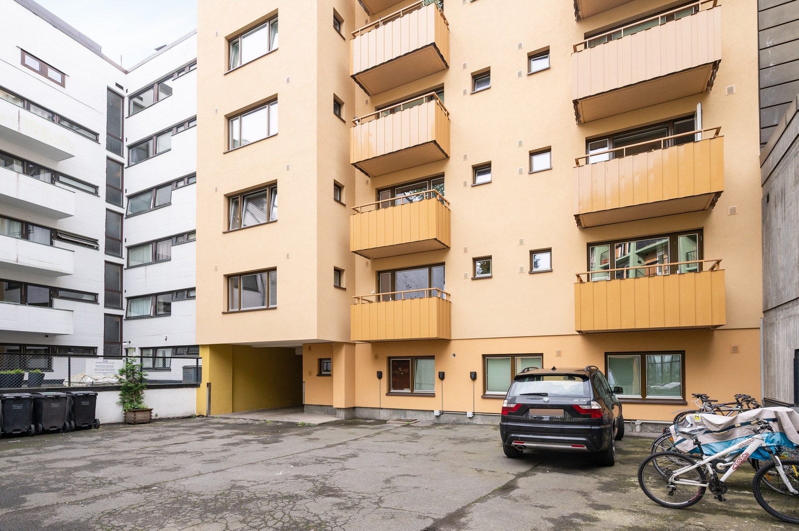 I bakgården er det anledning for å leie parkeringsplass med el-bil lader for kr 1 200,- pr måned. Strøm kommer i tillegg. Galleribilde