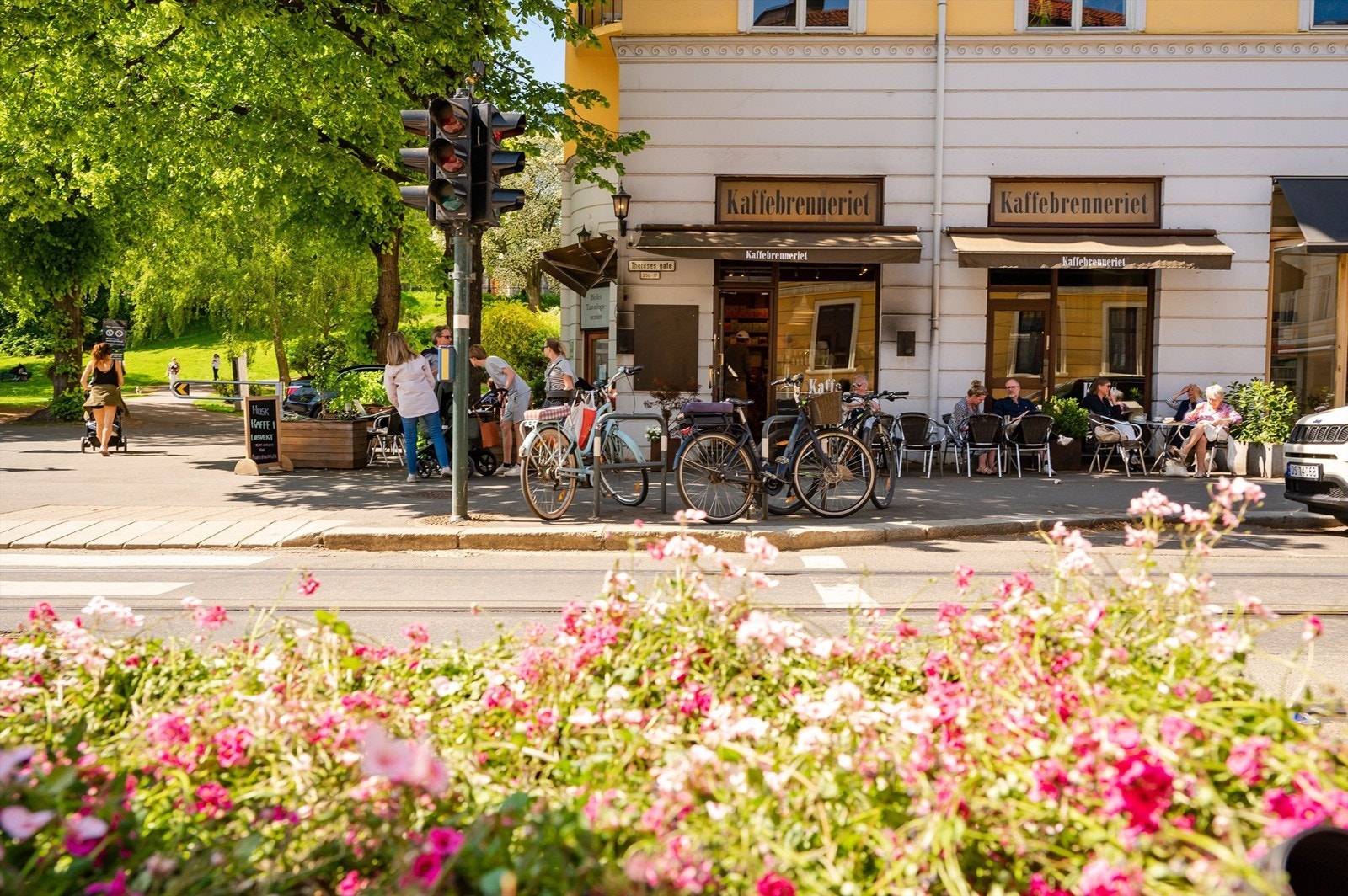 Leiligheten ligger i et urbant, populært og meget sentralt boligområde på Uranienborg i Oslo. Området har kort gangavstand til offentlig kommunikasjon, samt hovedstadens rike utvalg av fasiliteter og servicetilbud. Galleribilde