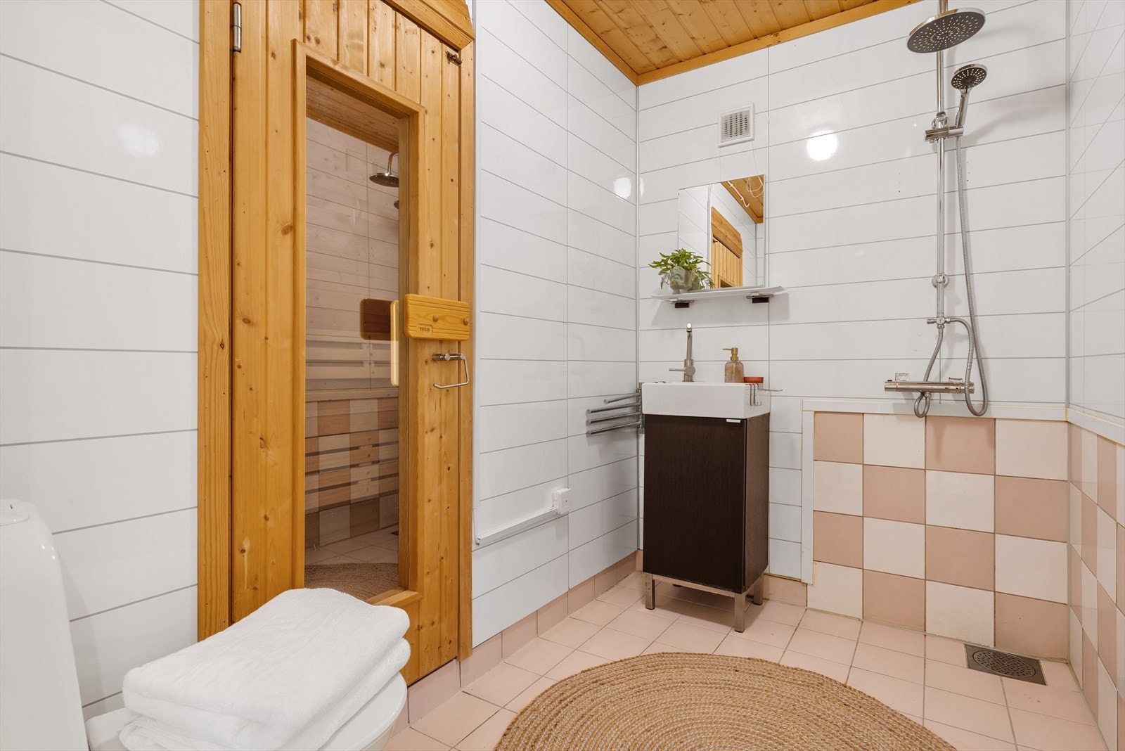 - Helfliset baderom på 3,7 m² med innlagte varmekabler - Galleribilde