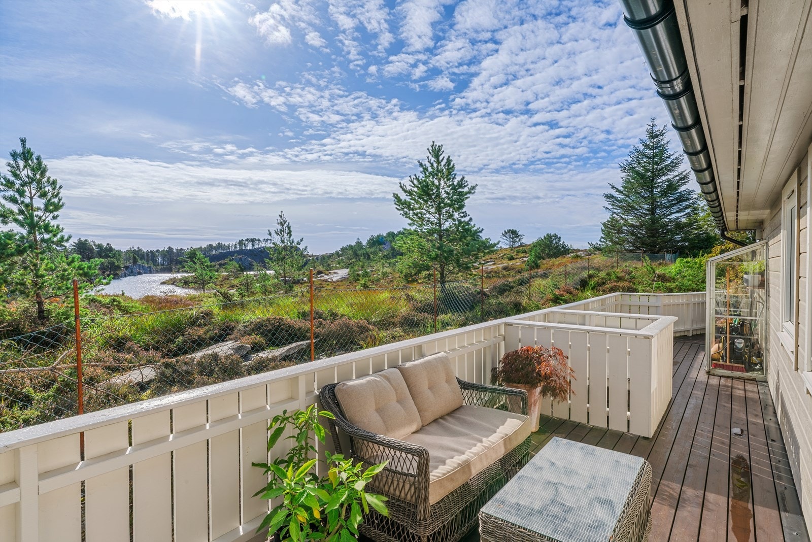 - Flere barnehager, skoler og dagligvarebutikker ligger innen 5 minutter å kjøre fra boligen - Galleribilde