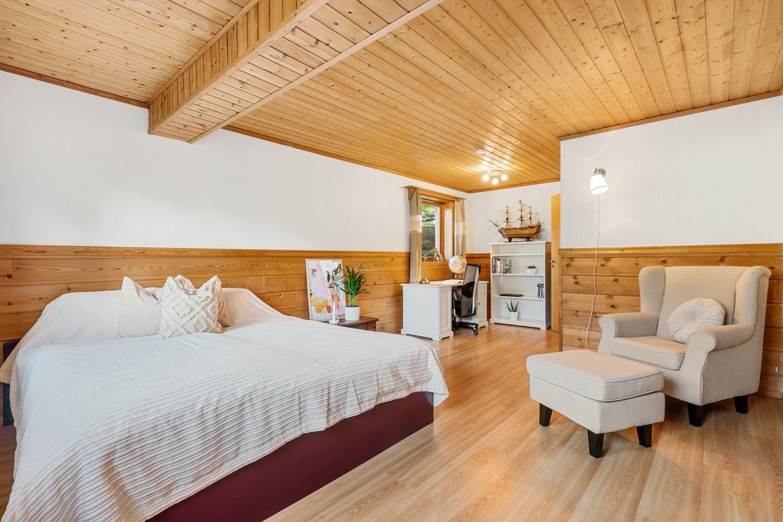 - Det er totalt tre soverom i første etasje - Galleribilde