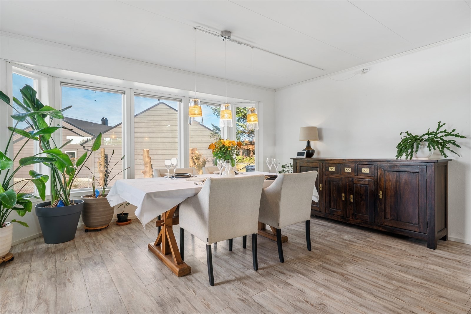 - Hovedetasjen inneholder stue, kjøkken, to soverom, trapperom, gang, bad og toalettrom - Galleribilde