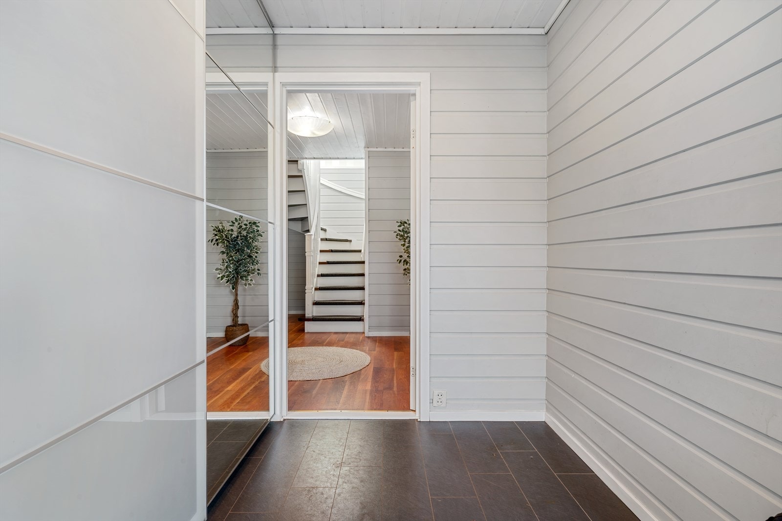 - Flislagt gulv med innlagt varmekabler er svært praktisk. Et vedlikeholdsvennlig valg! - Galleribilde