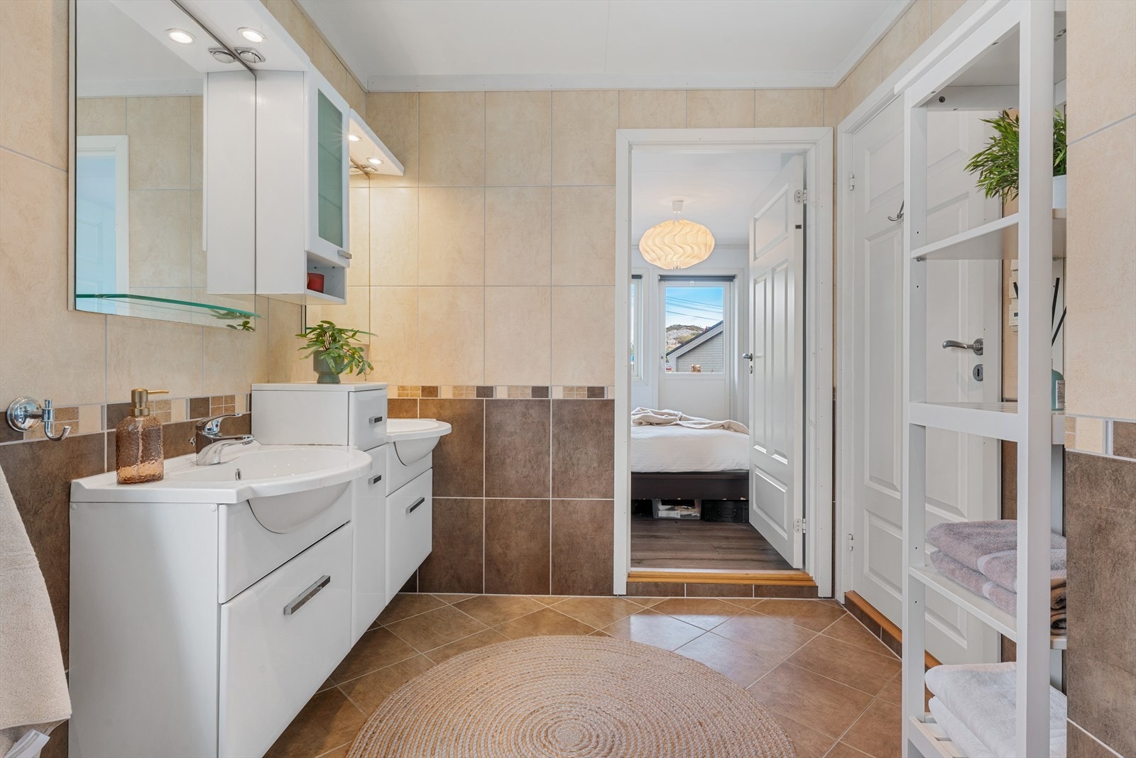 - Fra badet er det direkte tilkomst til hovedsoverommet - Galleribilde