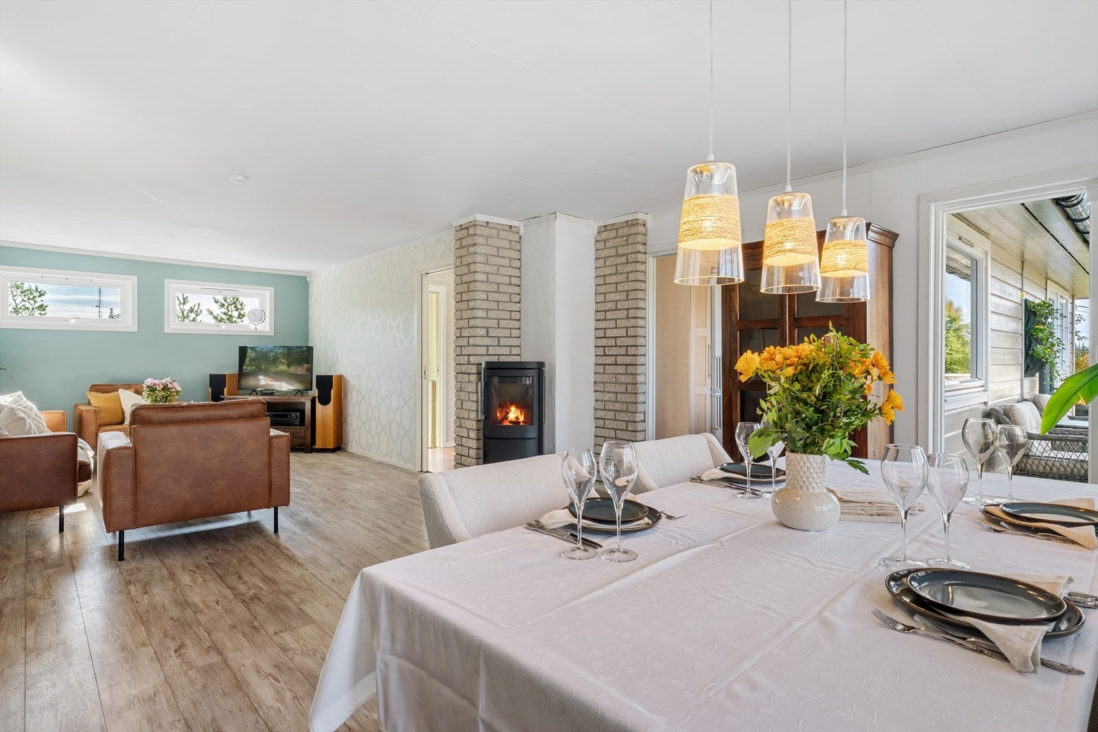 - Ny peis ble montert i 2022 og sørger for behagelig innetemperatur, samtidig som den skaper en lun og koselig stemning - Galleribilde