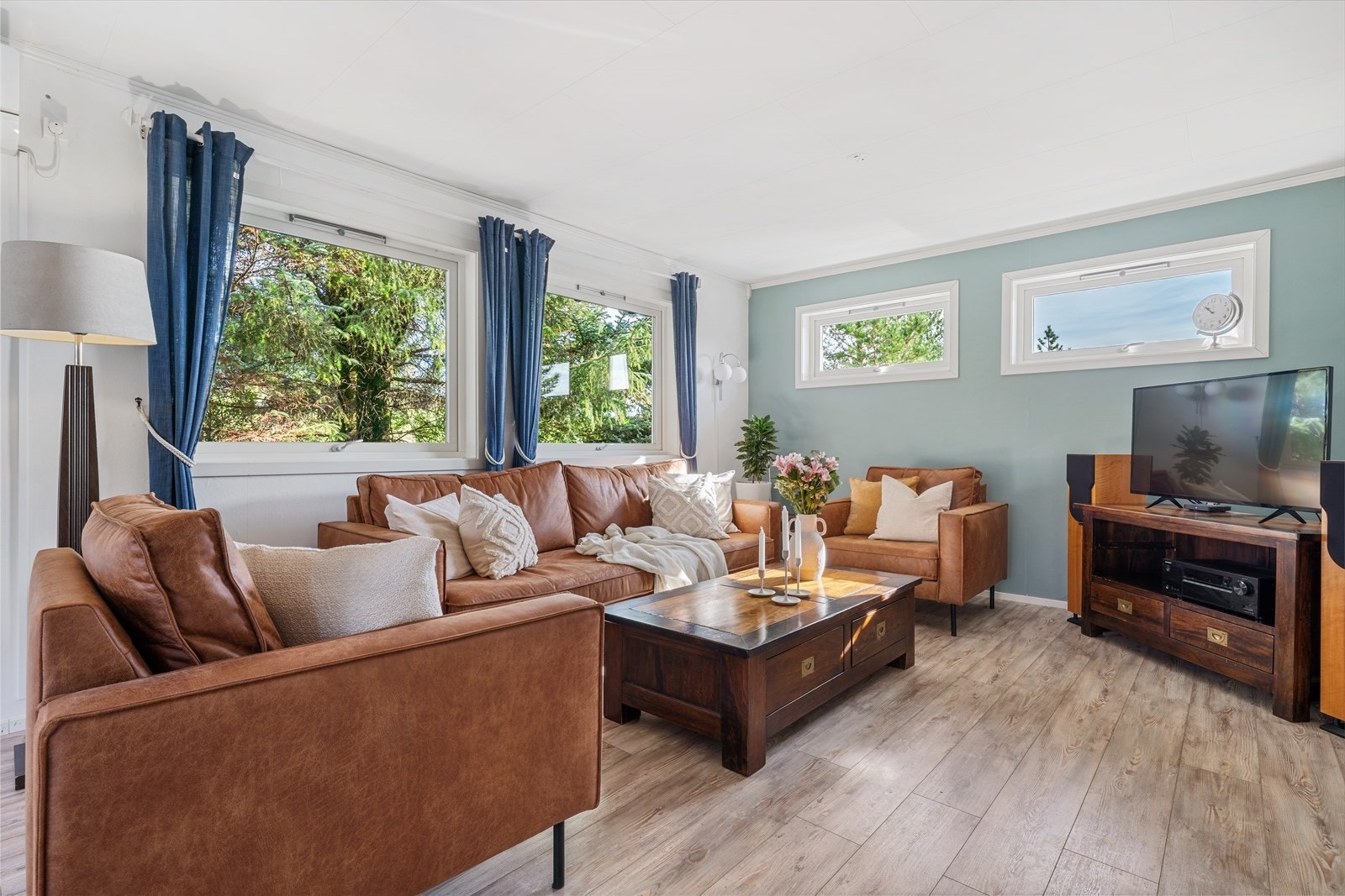 - Her har du god plass til sofagruppe og spisebord i hver sin naturlige sone - Galleribilde