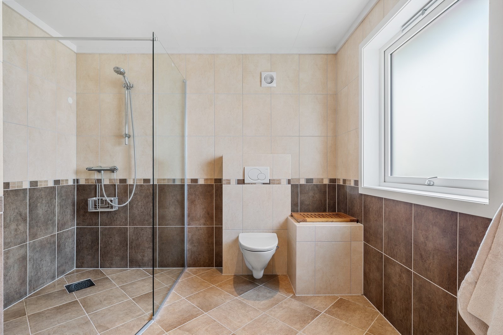 - Det er varmekabler i gulvet som bidrar til en lun og behagelig atmosfære - Galleribilde