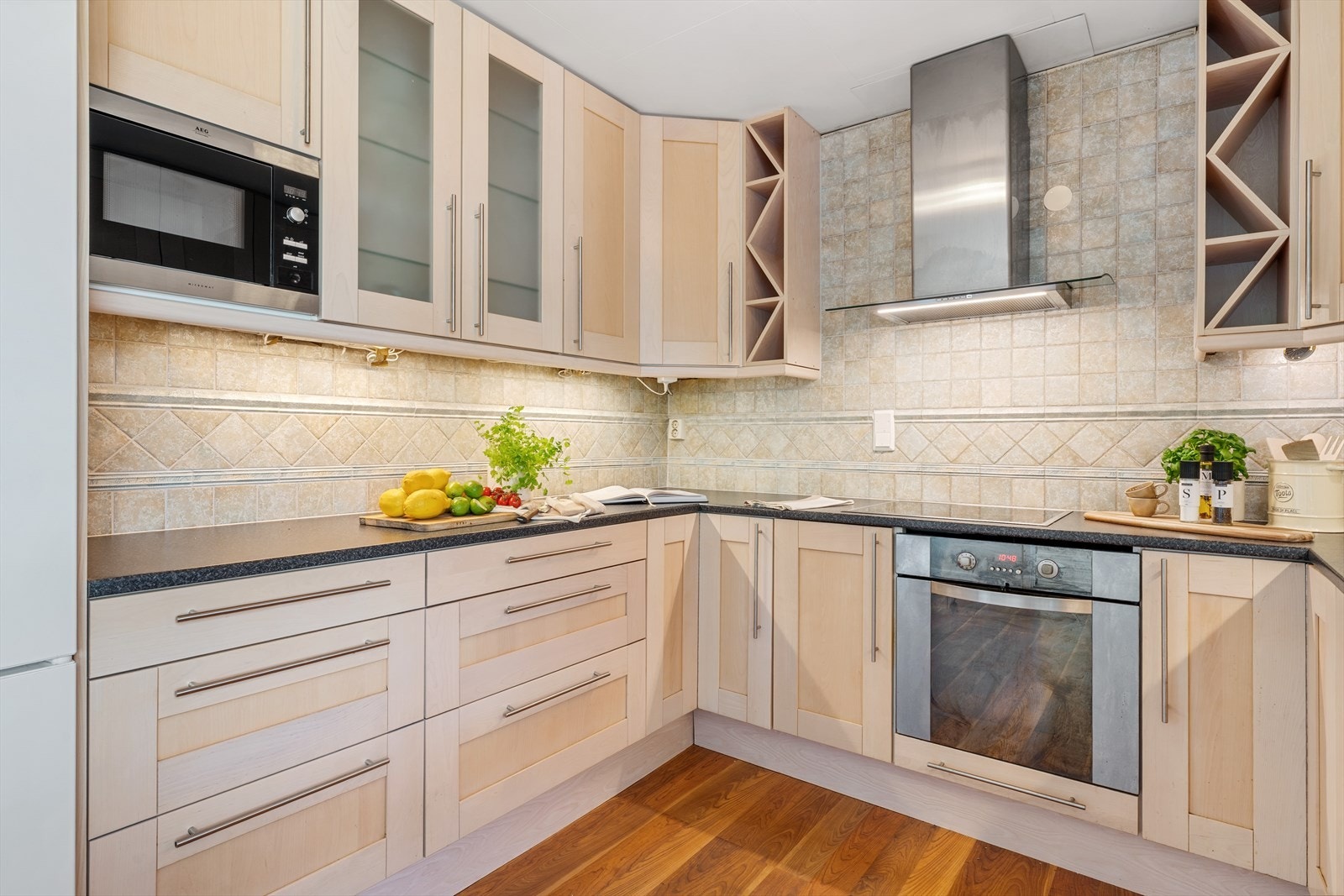 - Godt med skap- og benkeplass samt lys under overskap sørger for gode arbeidsforhold for husets kokk - Galleribilde