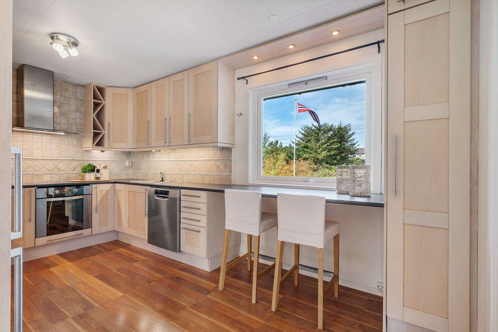 - Klassisk innredning, profilerte fronter og benkeplate i laminat - Galleribilde