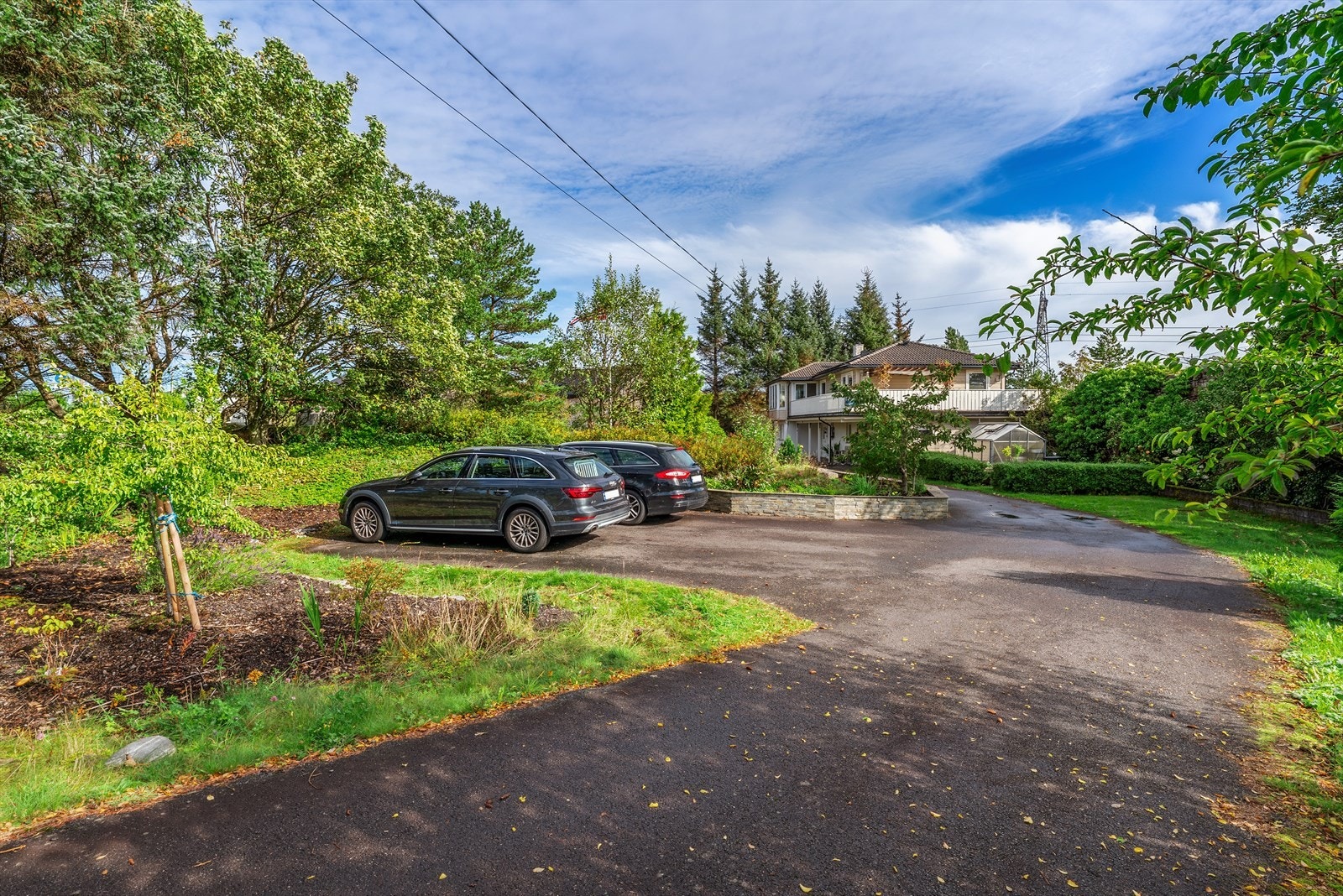 - Gode parkeringsmuligheter med biloppstillingsplass på egen tomt, samt garasje - Galleribilde