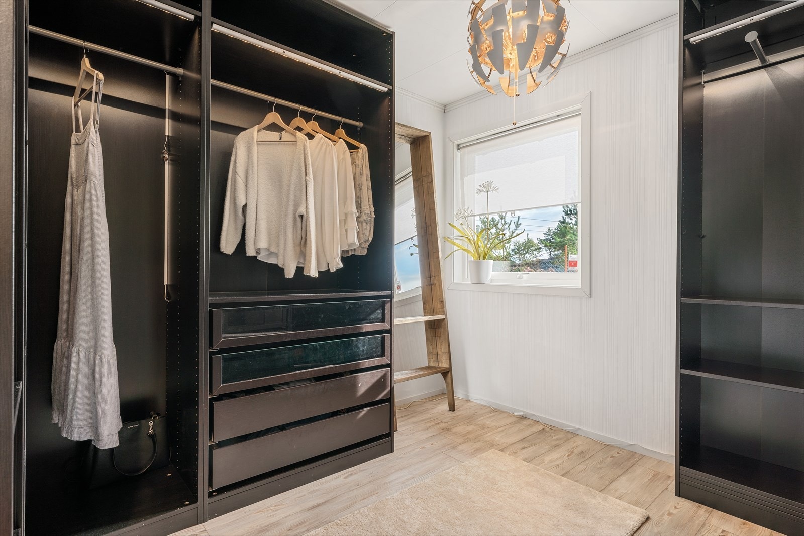 - Et helt eget rom kun for klær og tilbehør, organisert i skuffer og skap - en drøm for mange! - Galleribilde