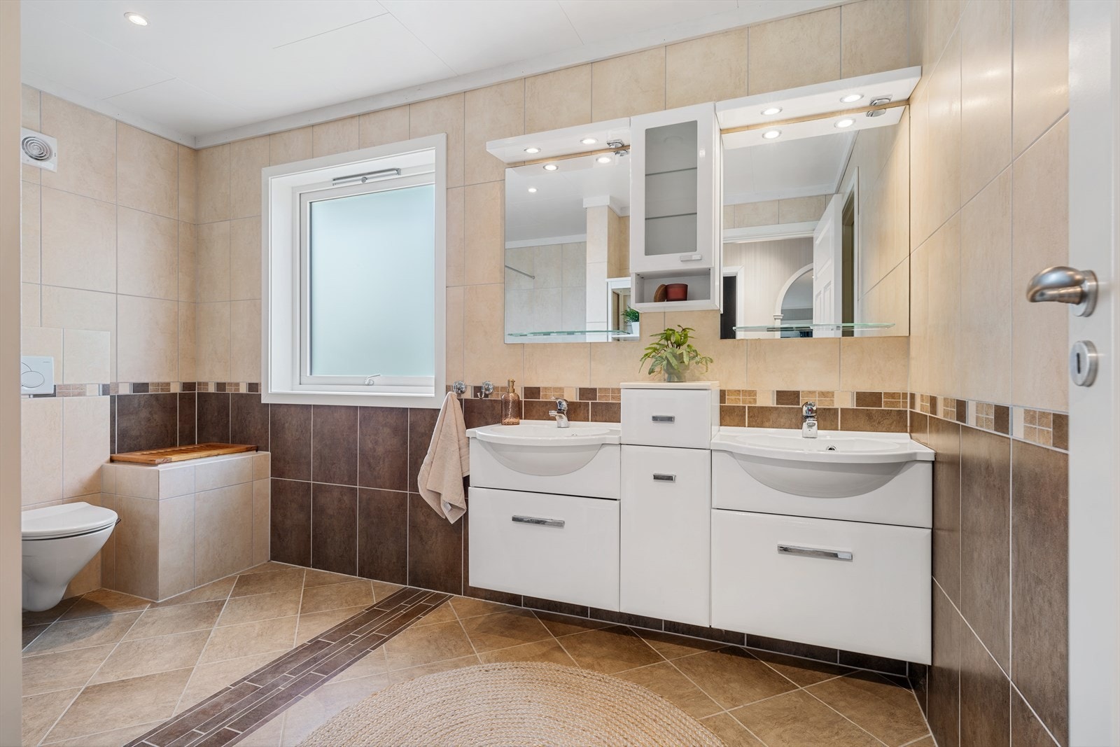 - Helfliset bad på 8,6 m² med dobbelservant - Galleribilde