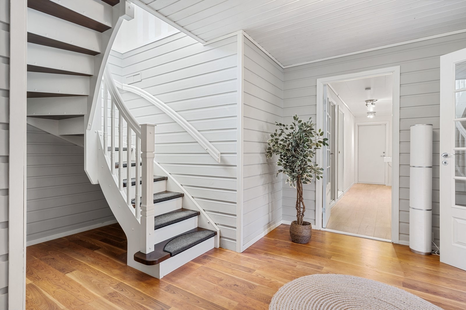 - Fra underetasjen er det direkte utgang til garasjen på 23,3 m² - Galleribilde