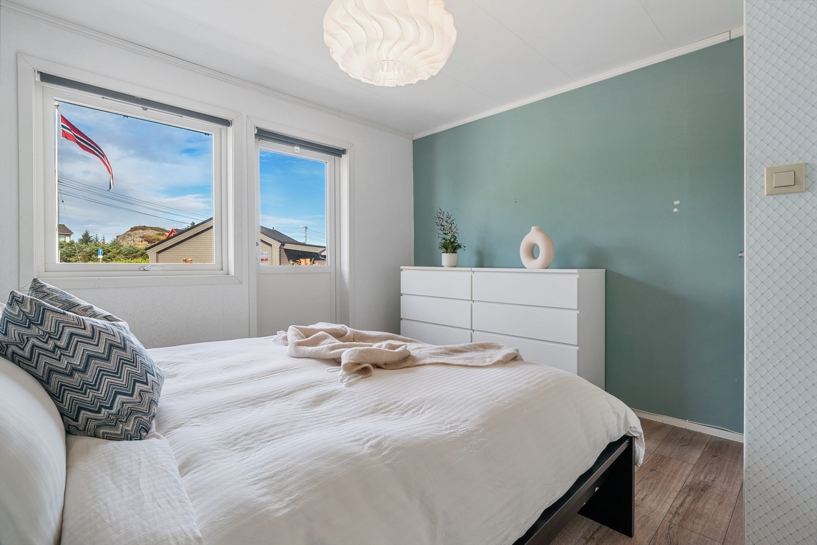 - Med godt lysinnslipp og direkte utgang til terrassen - Galleribilde