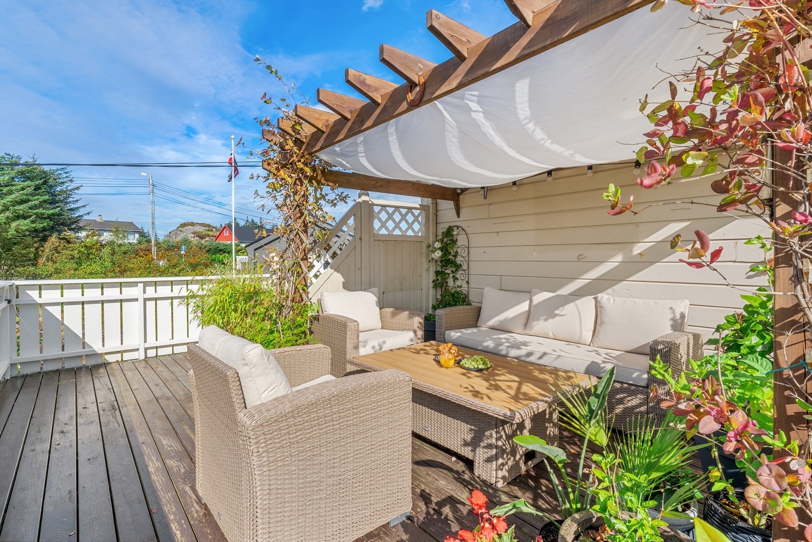 - Den ideelle familieboligen med gode oppholdsrom, to bad, vaskerom, garasje med elbillader samt gode parkeringsmuligheter på egen tomt - Galleribilde