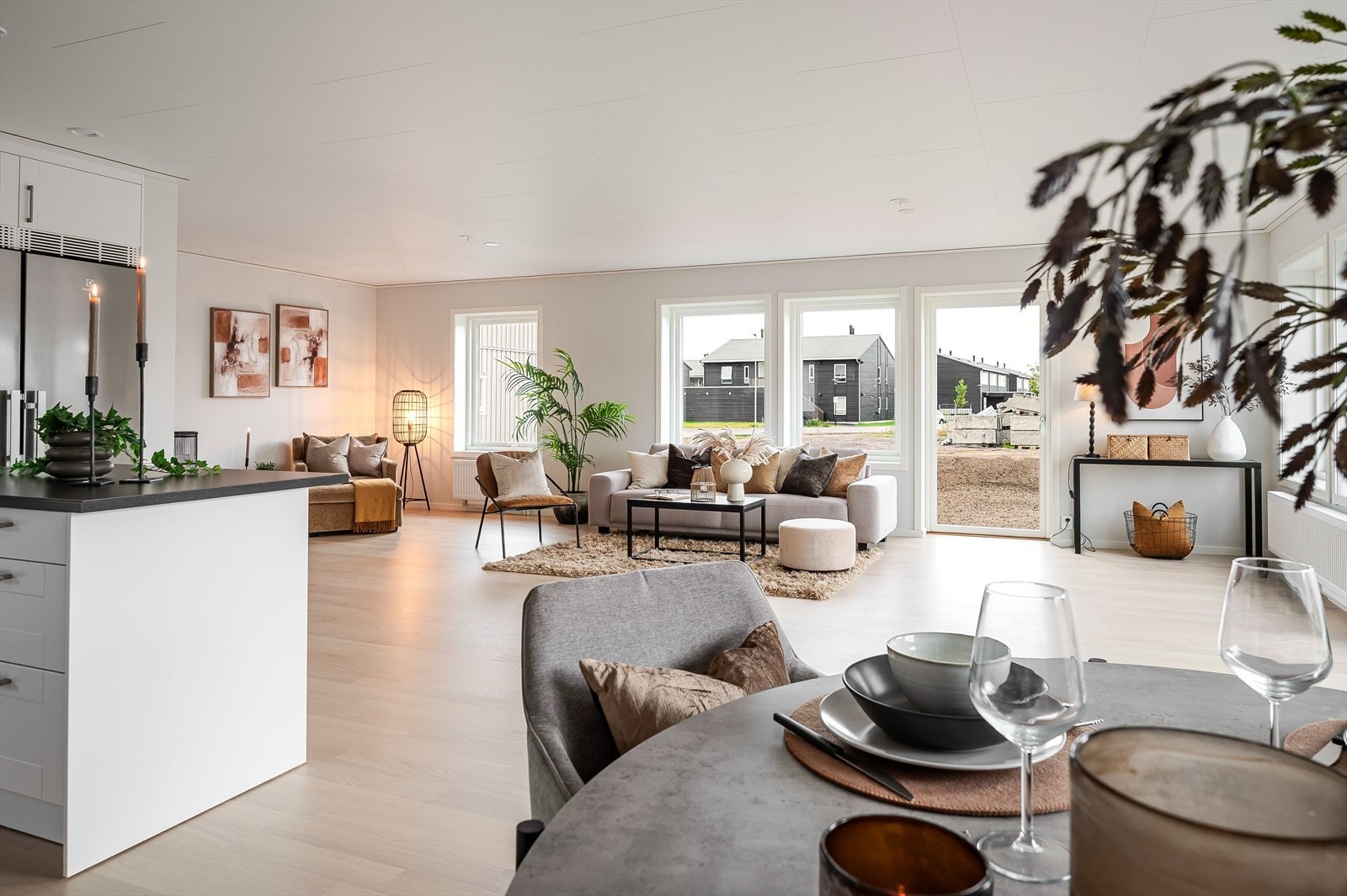 Boligen har en praktisk åpen stue/spisestue/kjøkken-løsning, samt 3 soverom, 2 bad, badstue og vaskerom/teknisk rom. Galleribilde