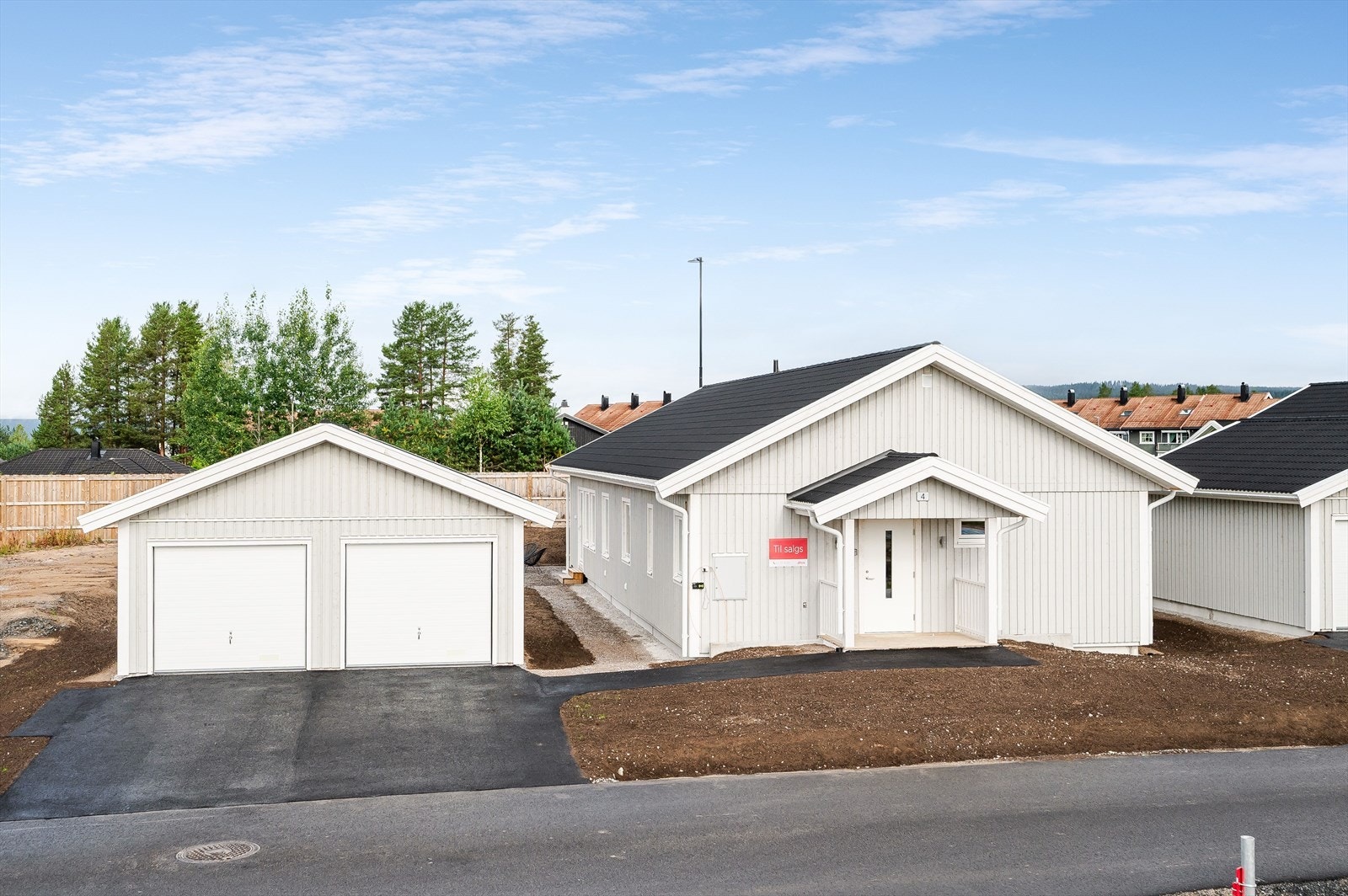 Eiendommen er også bebygd med en dobbelgarasje på 36 kvm. Galleribilde