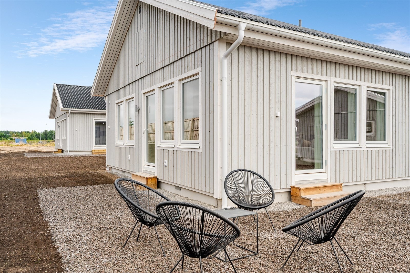 Det vil bli anlagt plen i hagen, og det er muligheter for bygging av platting dersom man ønsker det. Galleribilde