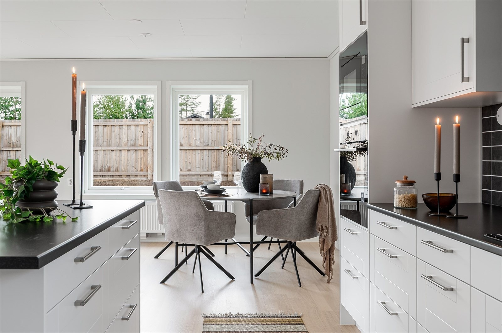 Ved kjøkkenet er det plass til hyggelig spiseplass, for mange fine måltider med venner og familie. Galleribilde