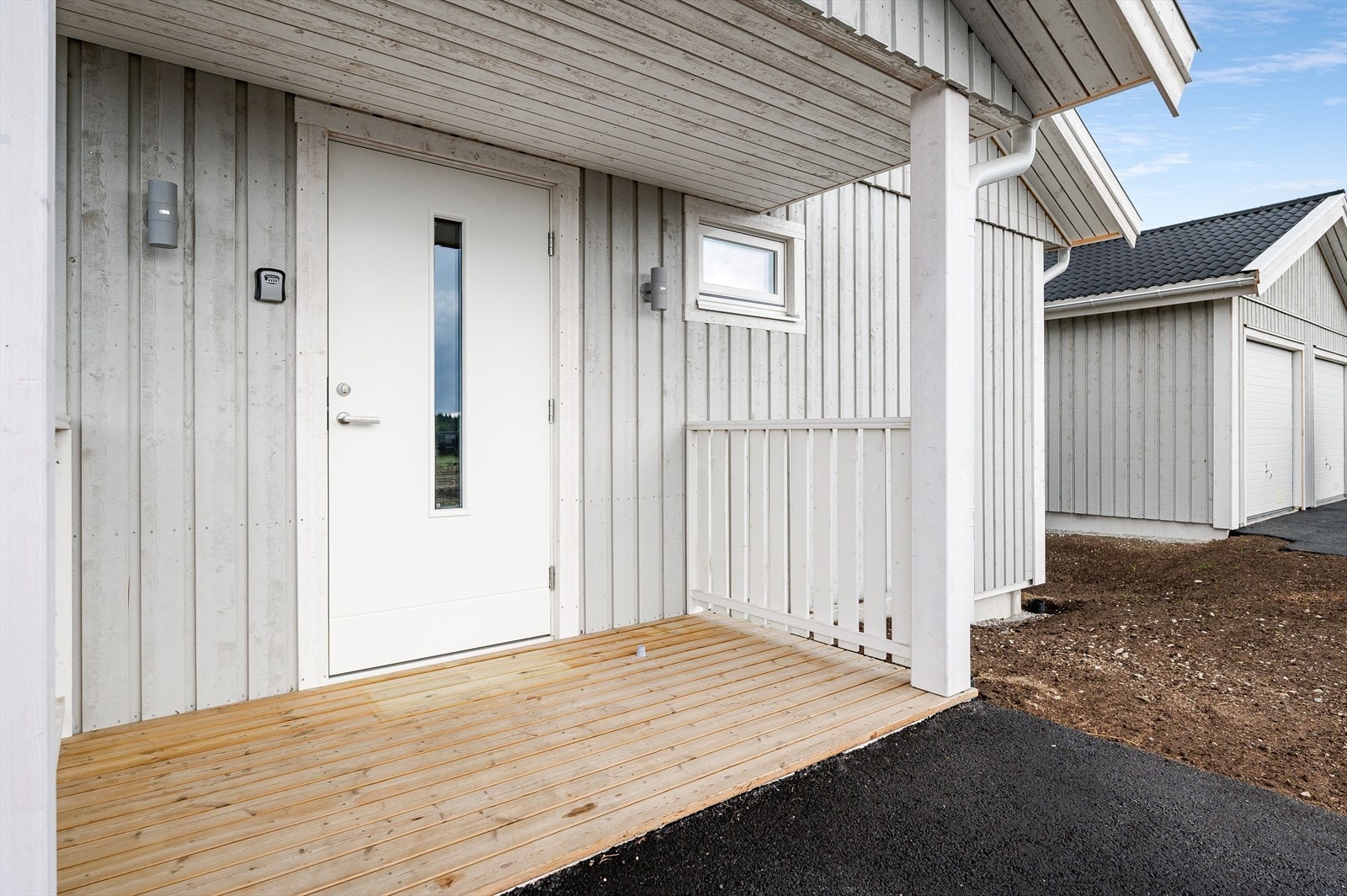 Overbygget inngangsparti med platting, belysning og kodeboks til nøkler. Galleribilde