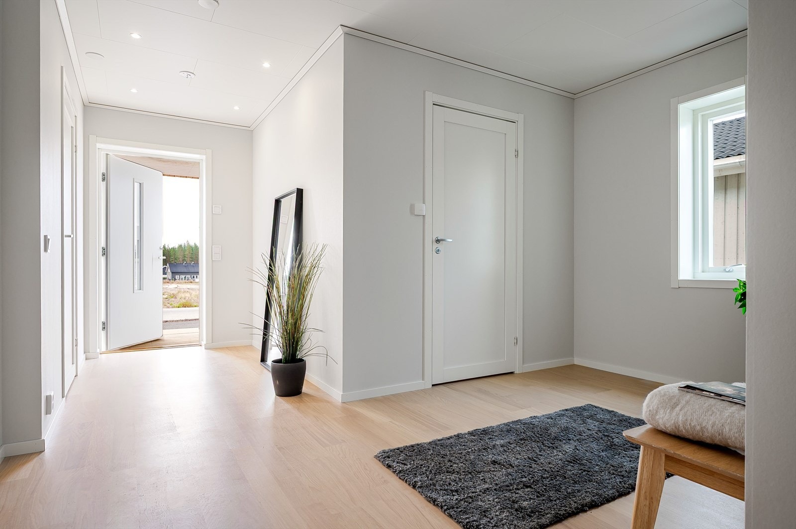 Boligen har en romslig og lys entre, med adkomst til praktisk vaskerom. Galleribilde